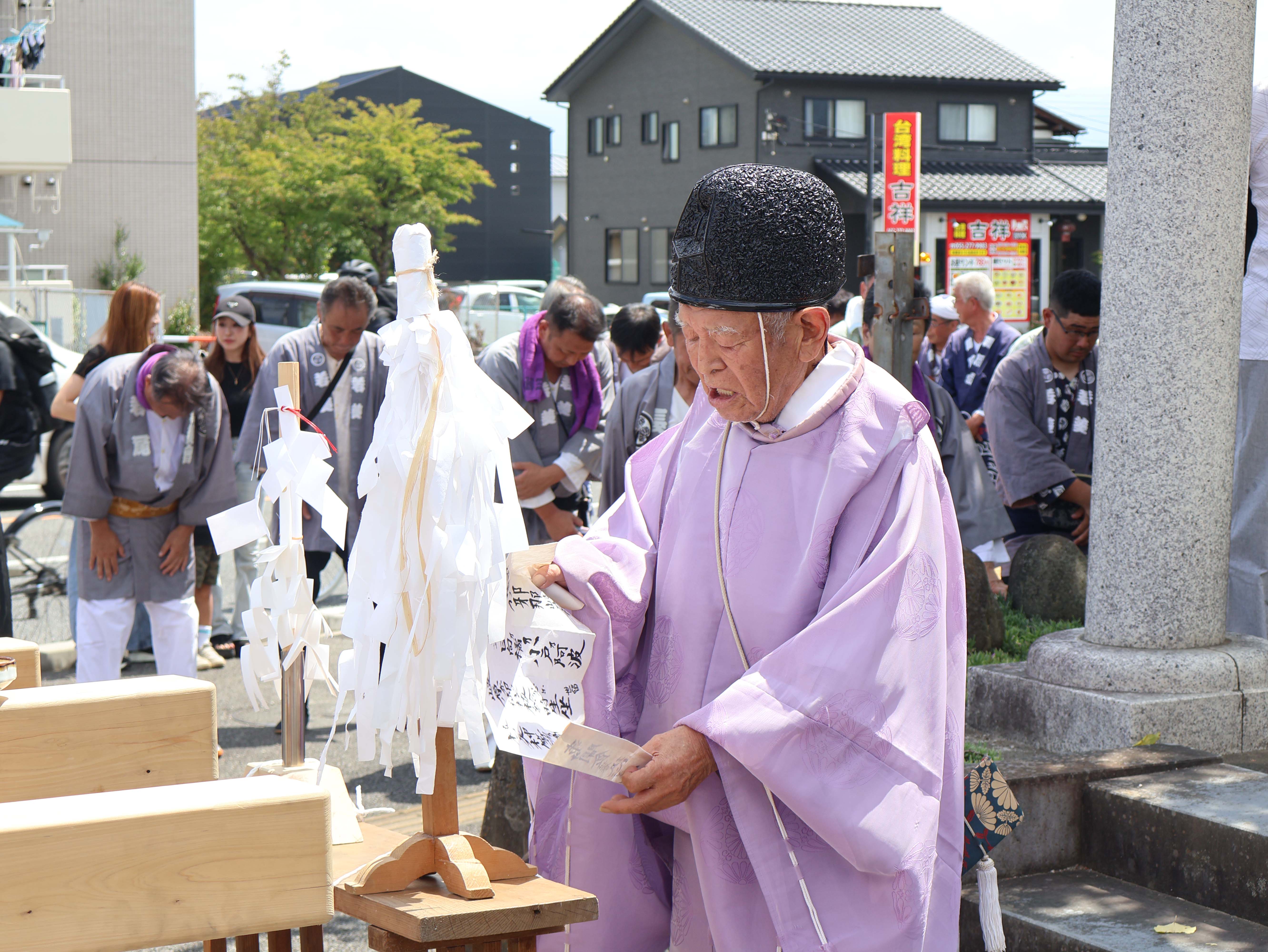 祝詞を奏上する宮司
