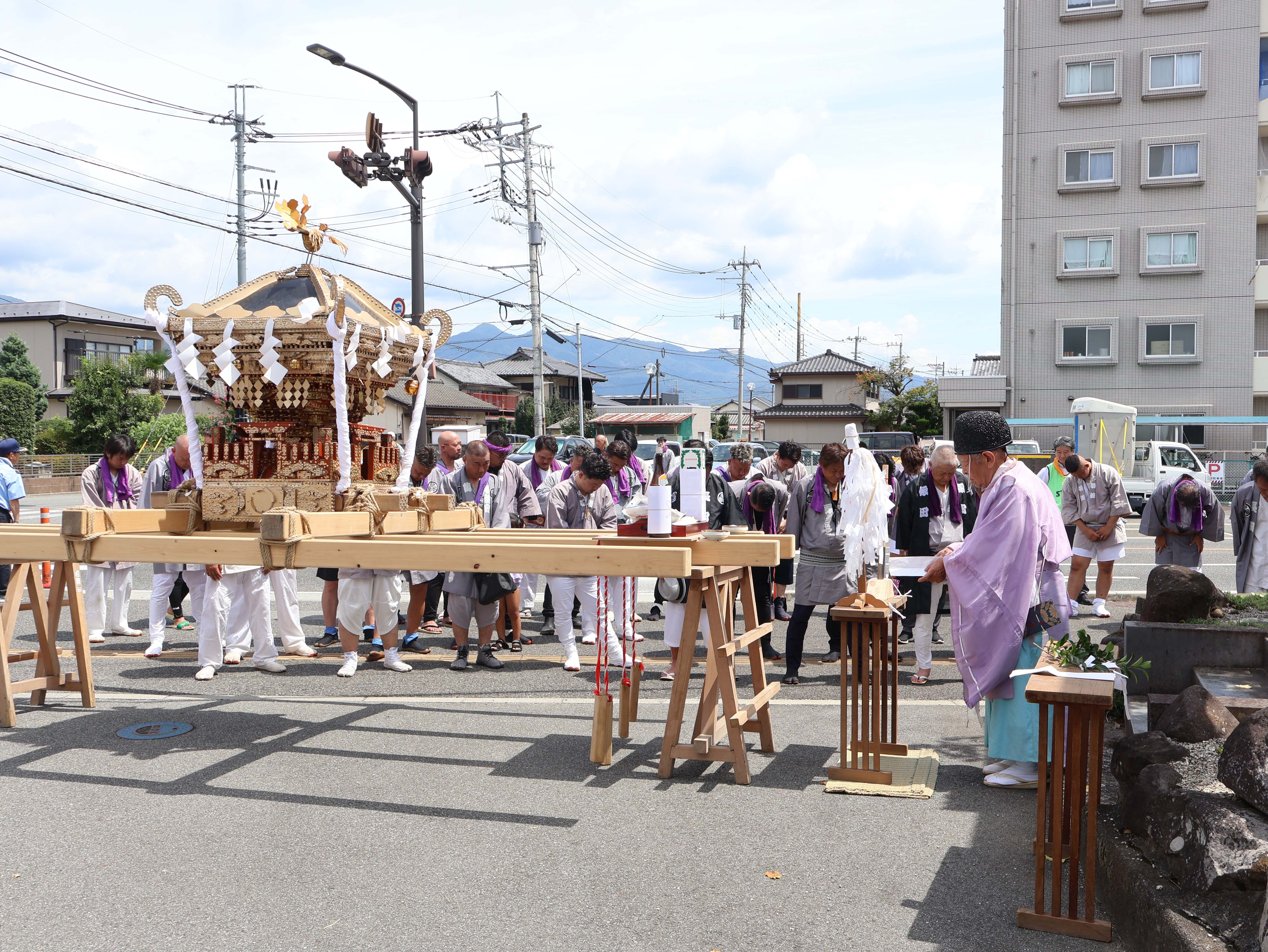 魂入れの儀式に参列する担ぎ手