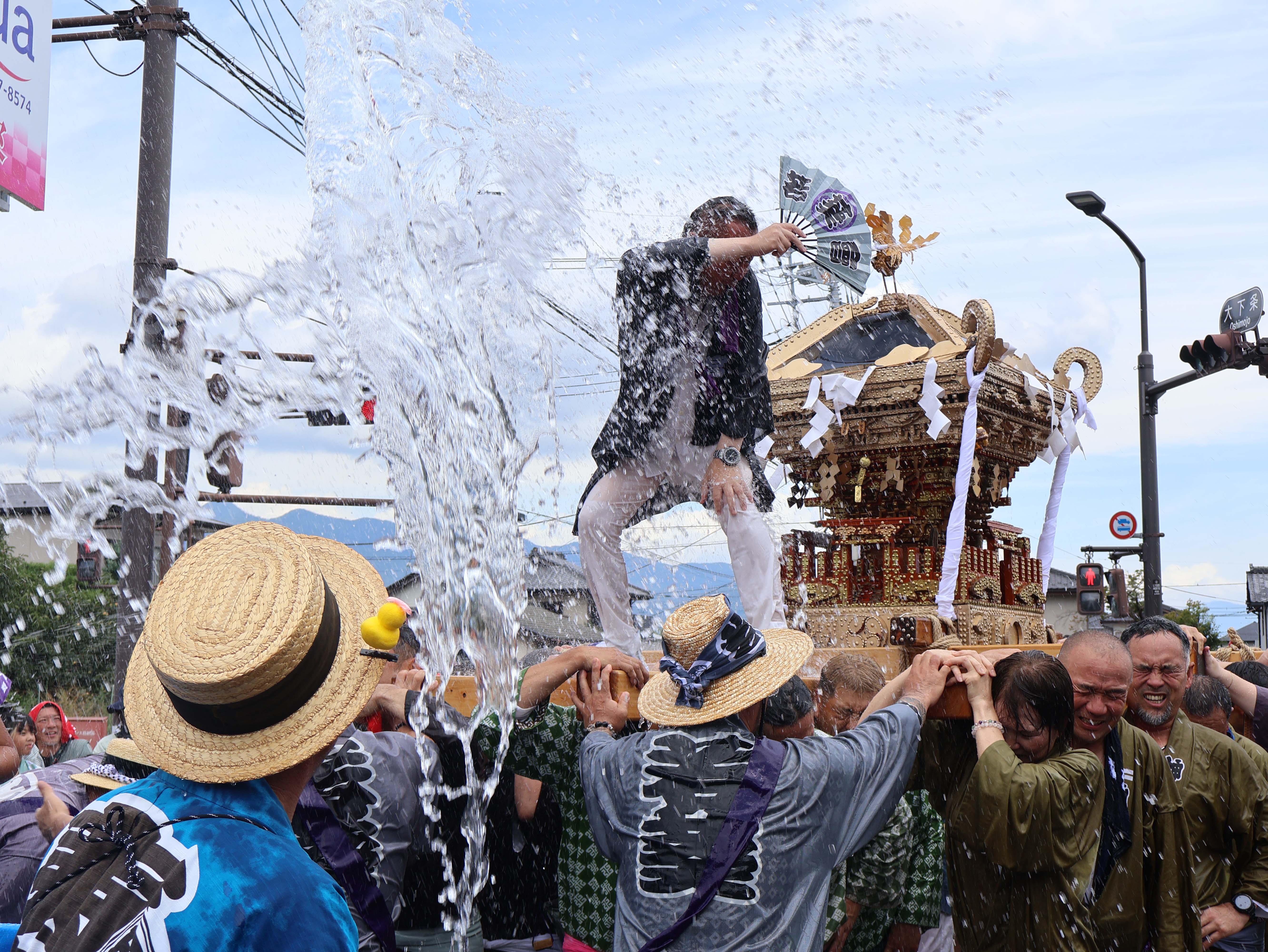 水をかぶる神輿