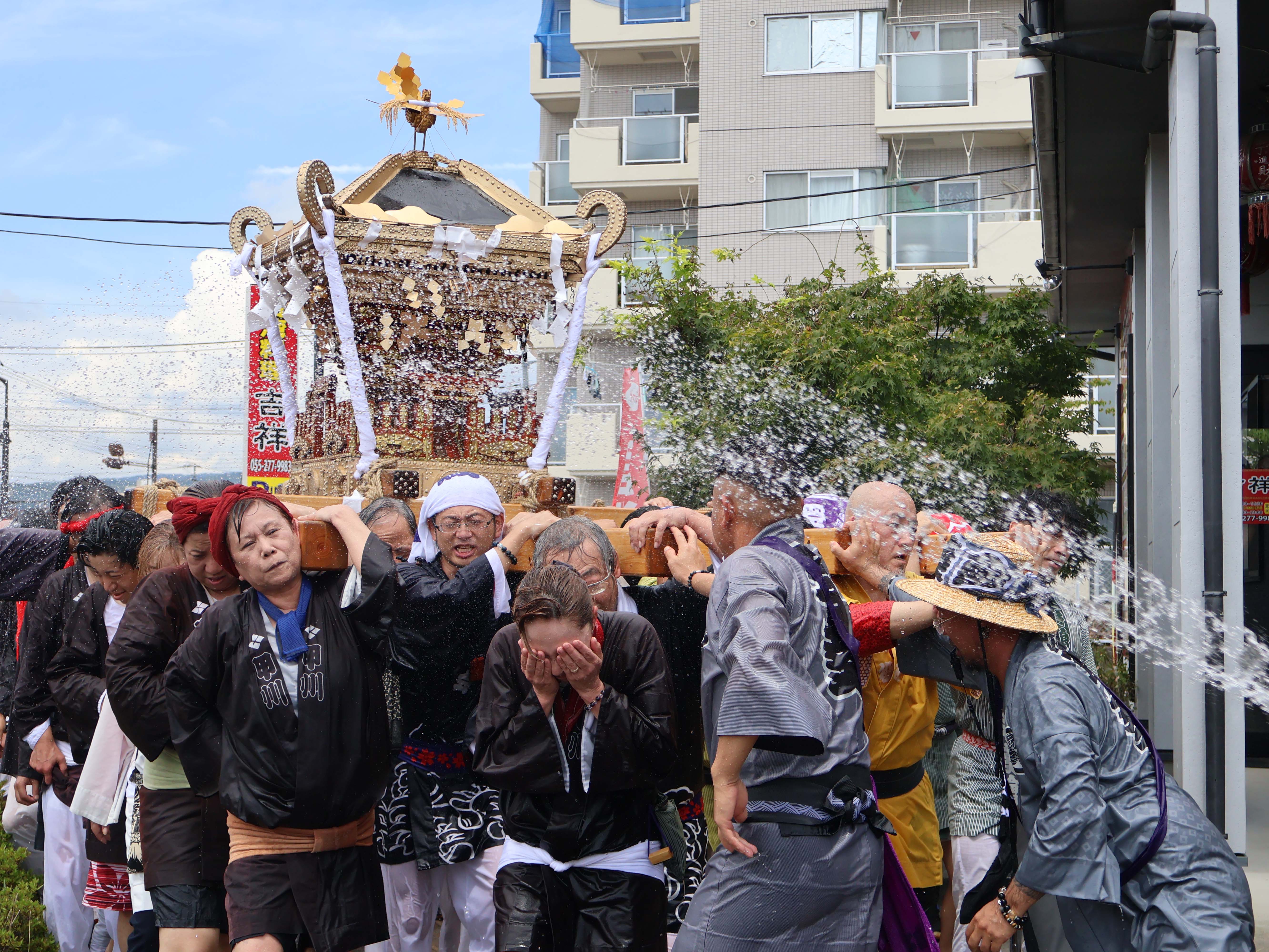 水を浴びる神輿
