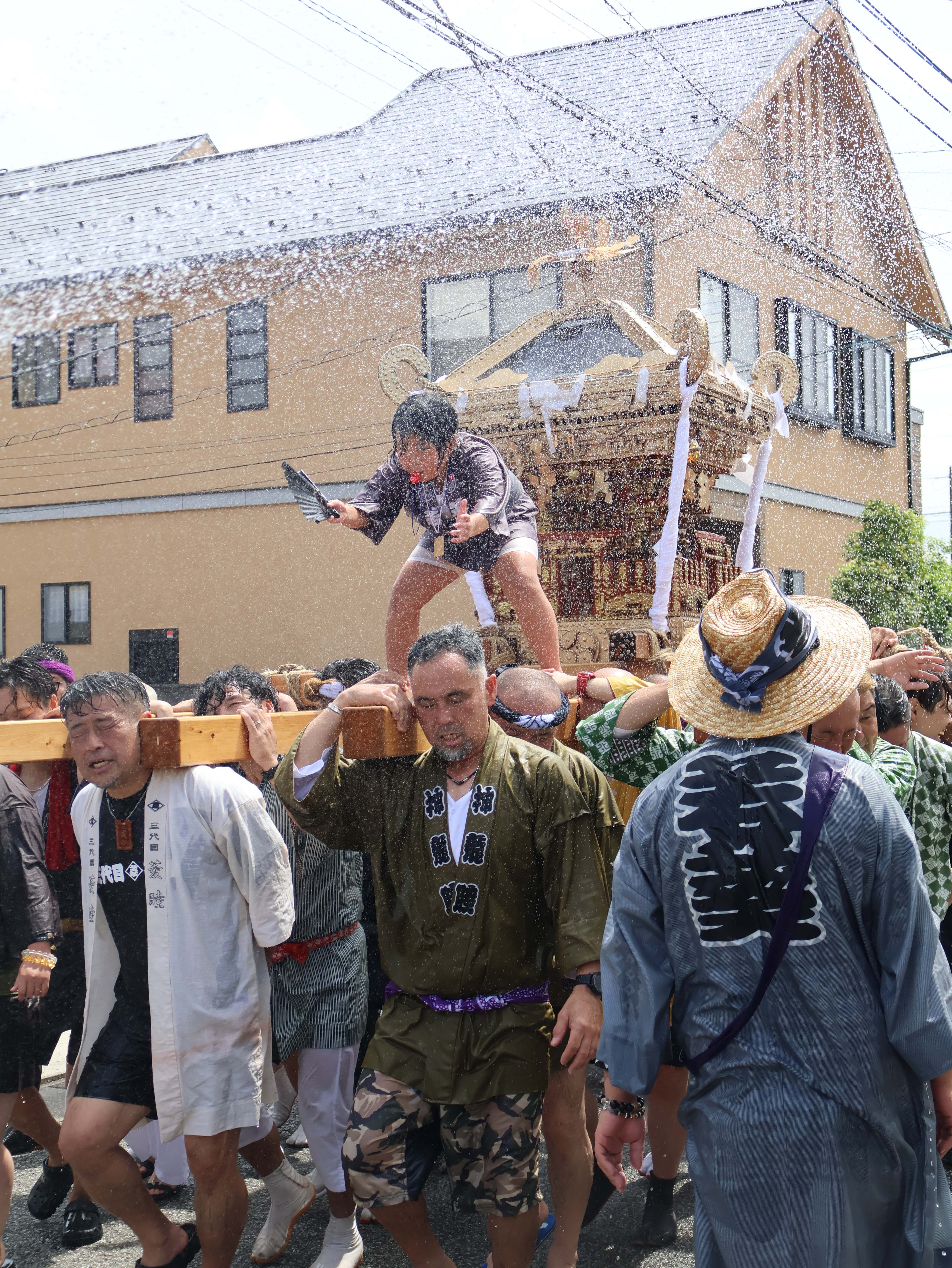 水の中を進む神輿