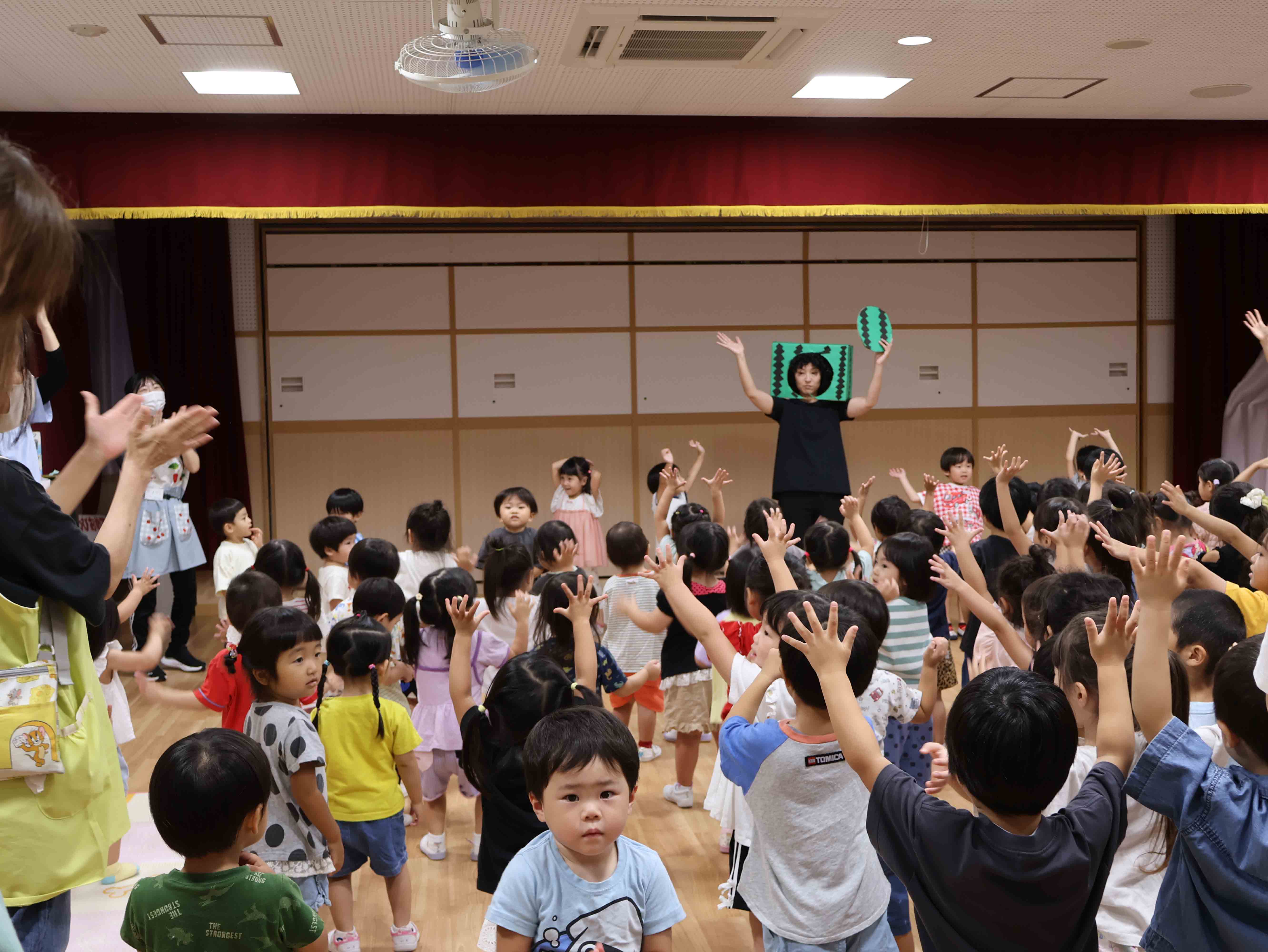 園児とダンスするスイカ太郎