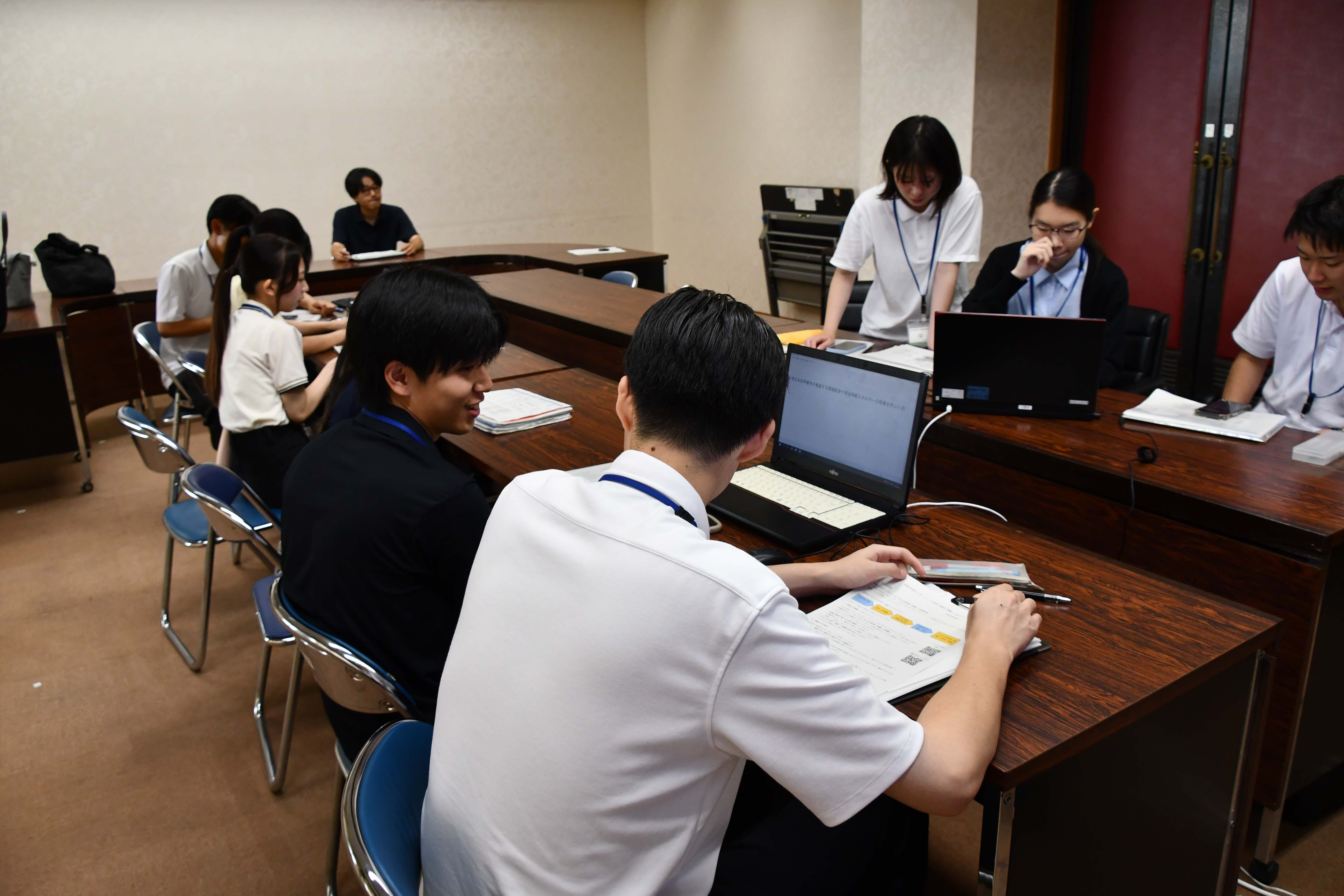 相談しながら投稿文章を考える学生