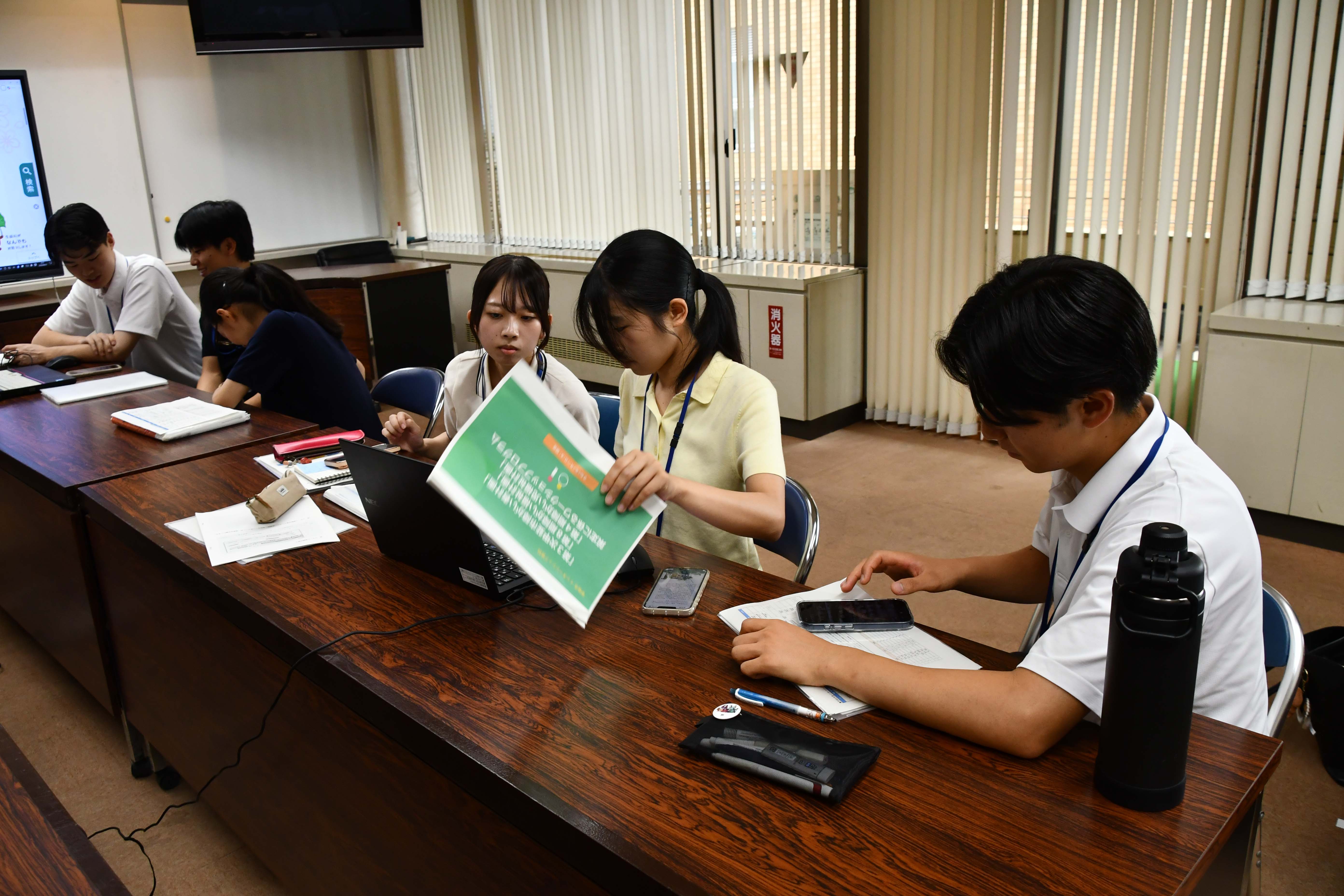 投稿内容についてまとめる学生たち