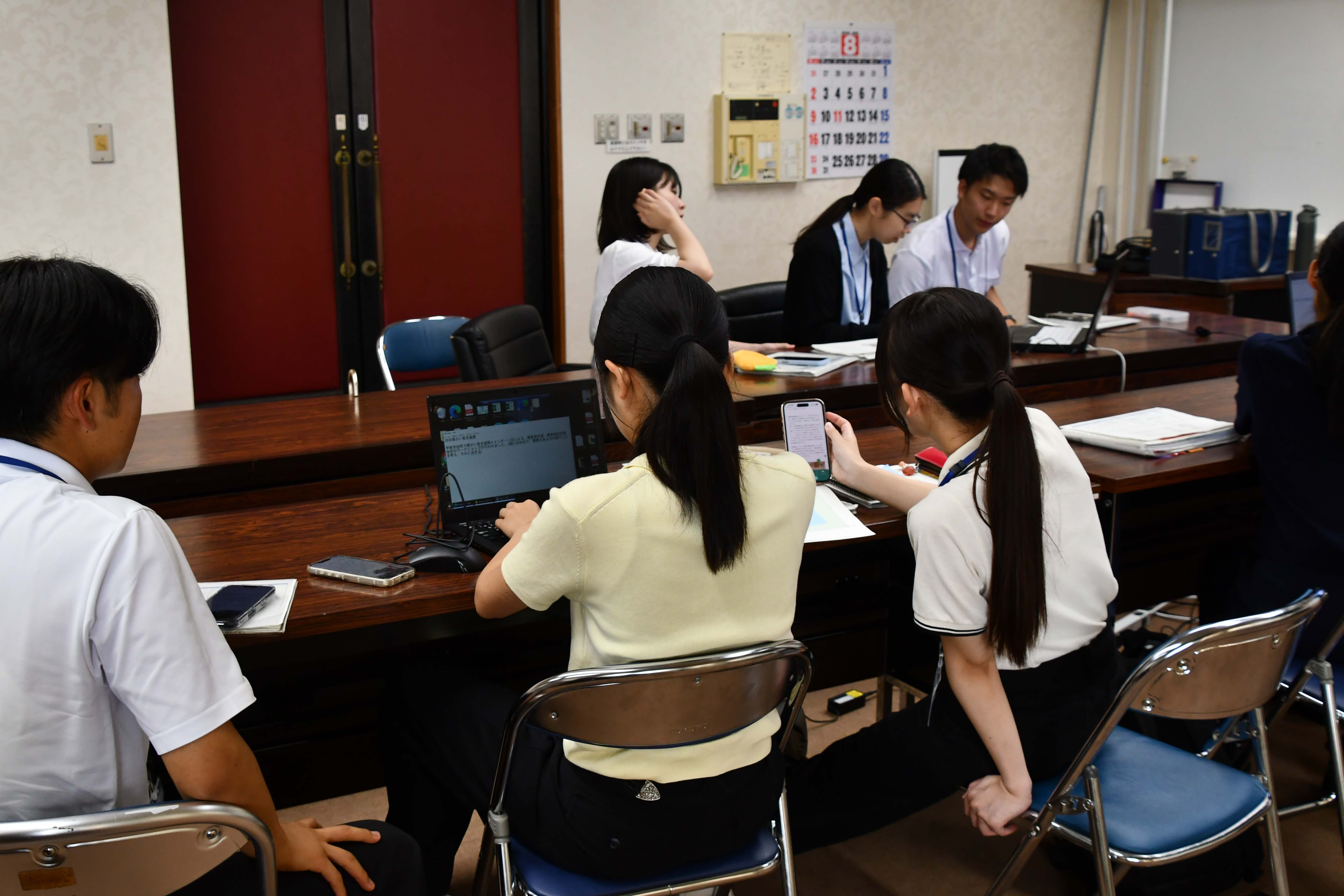 文章を打ち込む学生
