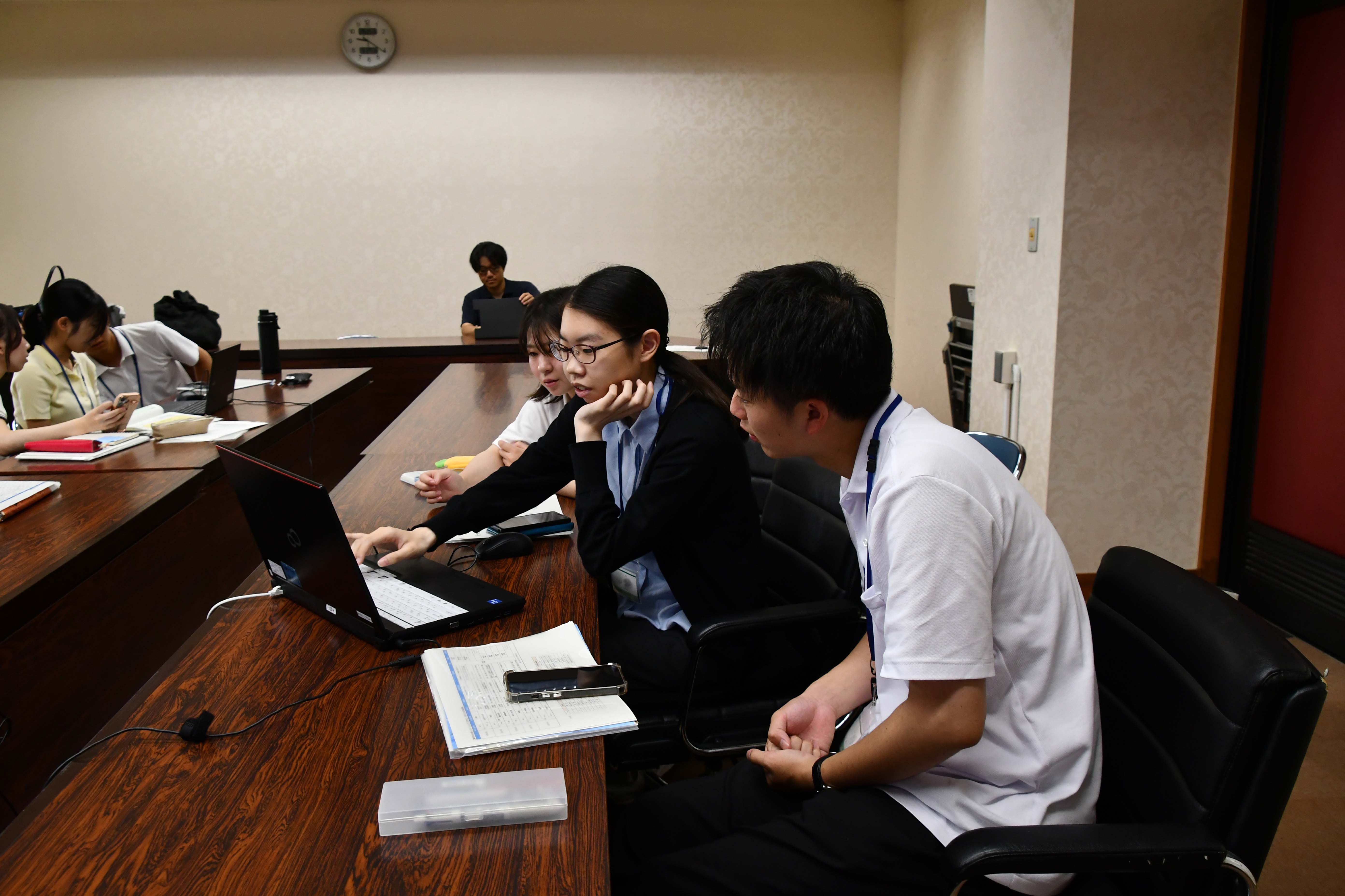 投稿記事について相談する学生たち