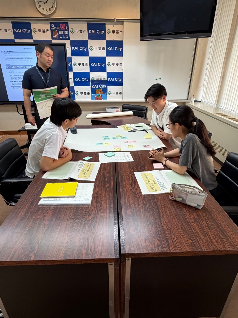 ワークショップに取り組む学生たち