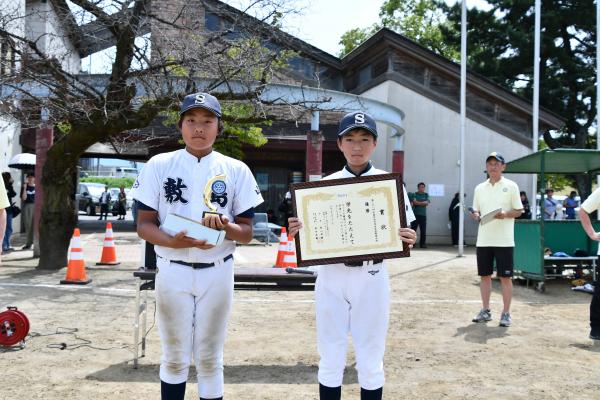 優勝カップと賞状