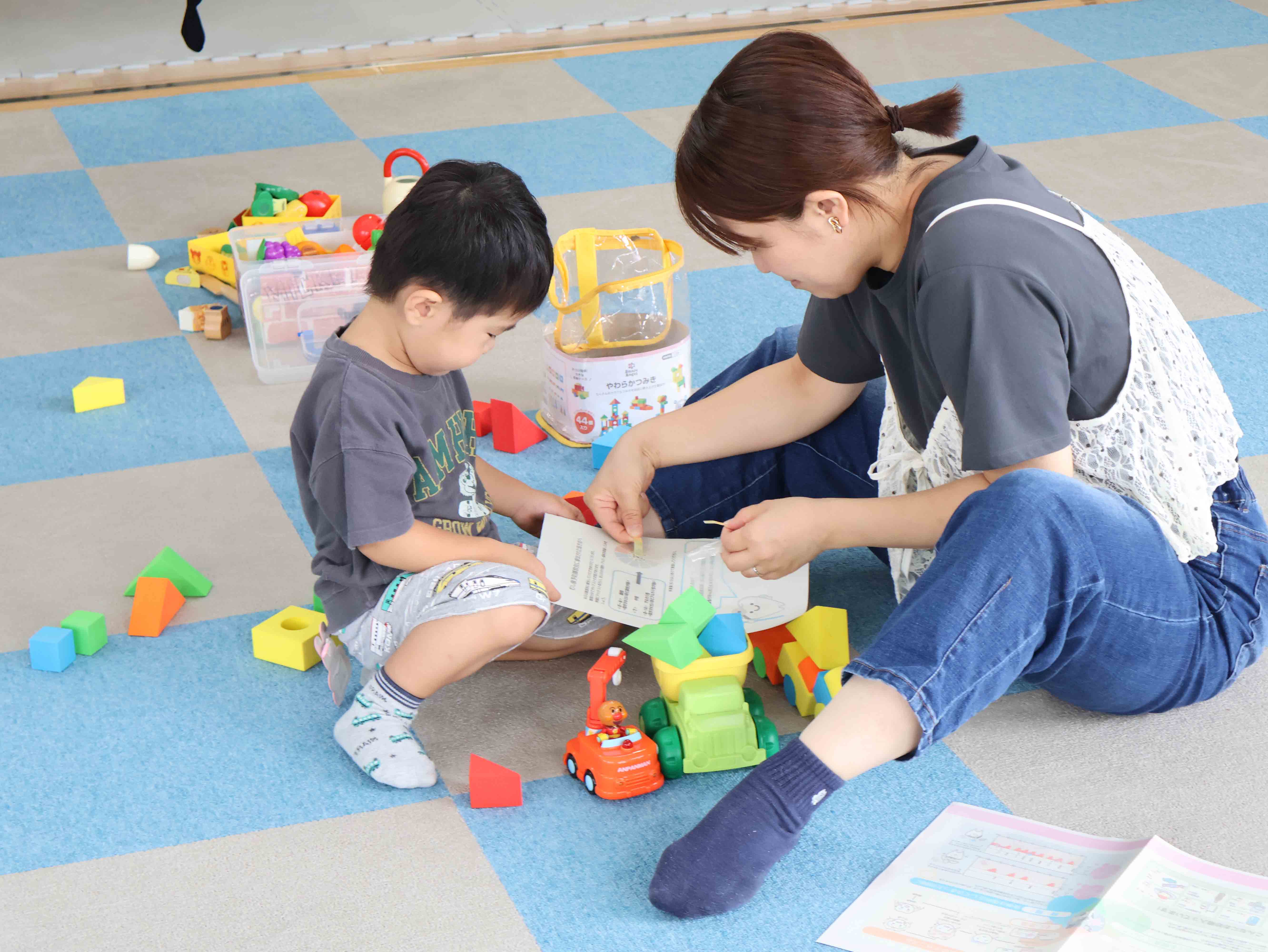 口の中の状態を確認する親子