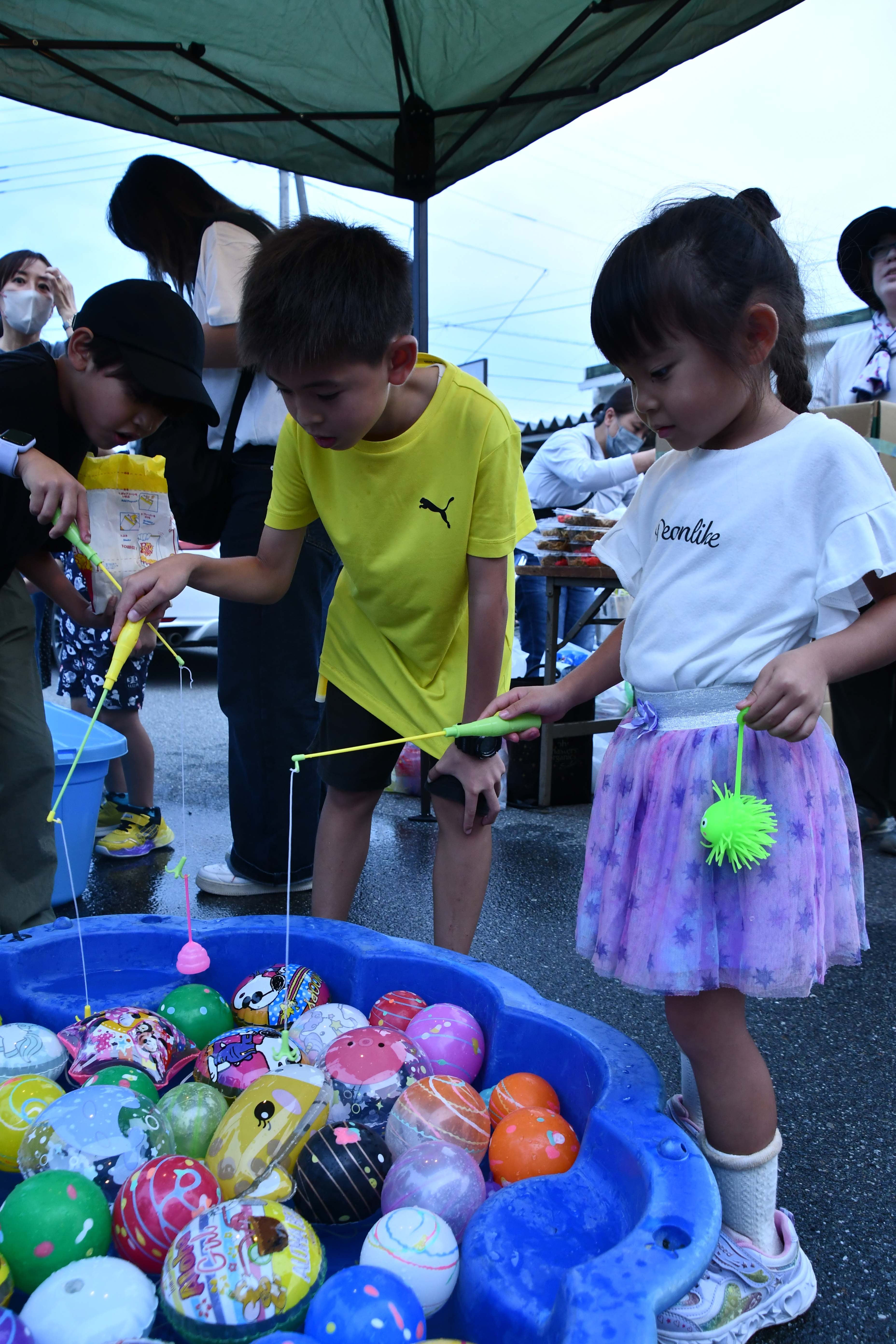 ヨーヨー釣りをする子どもたち