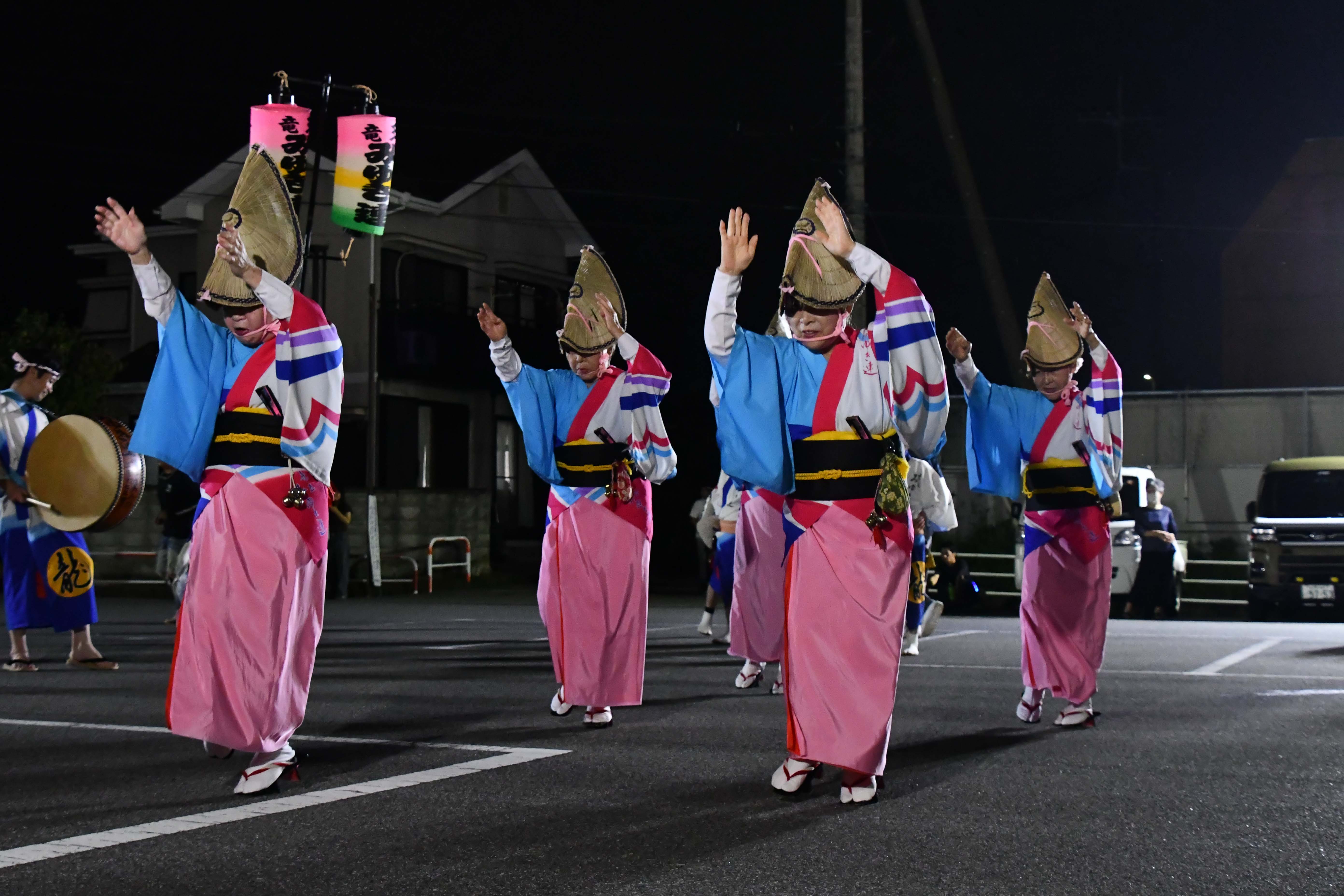 女踊りをするメンバー