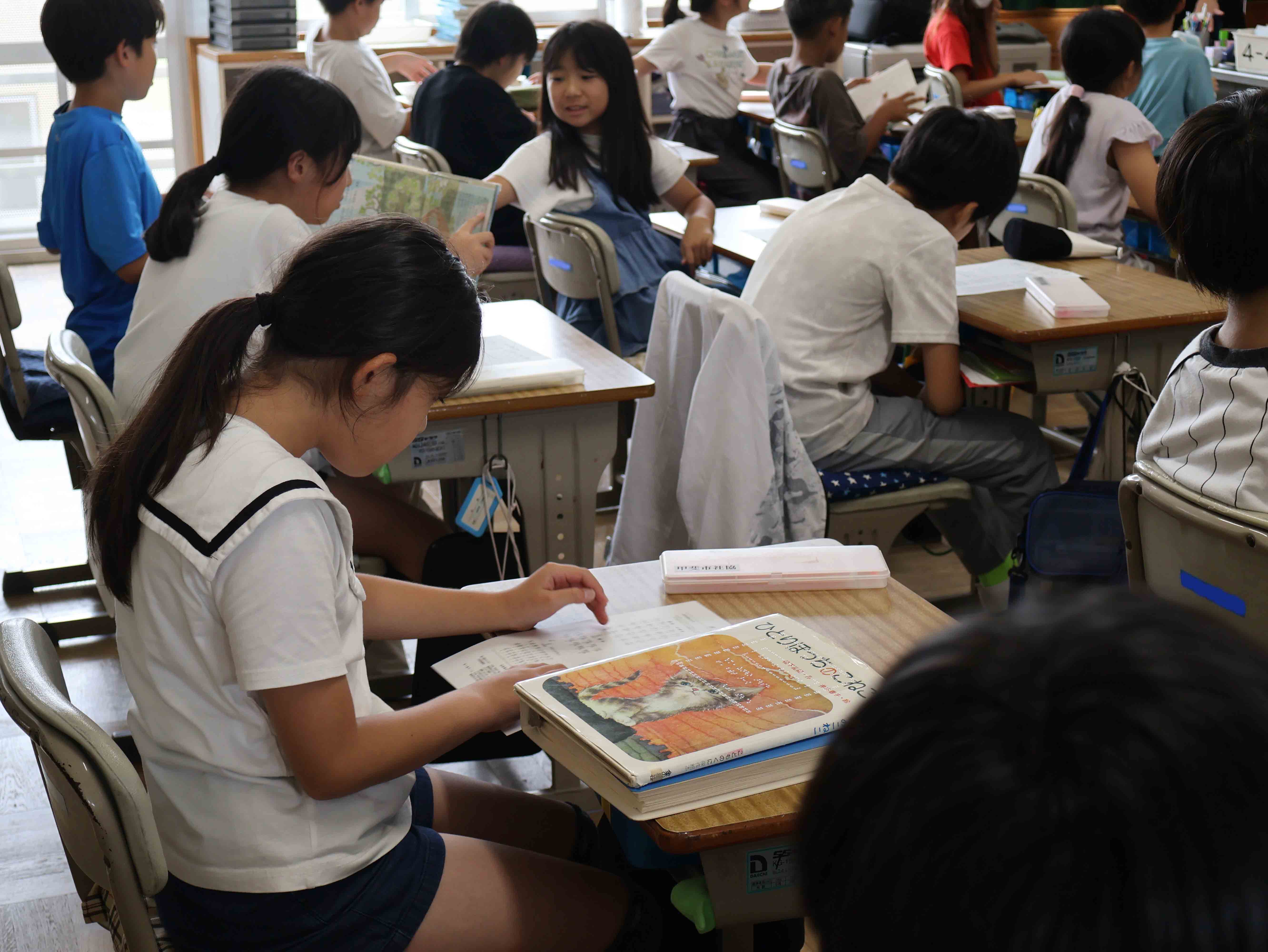 点字の本を読む生徒2