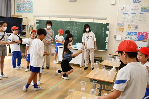 割りばしで作った銃で射的