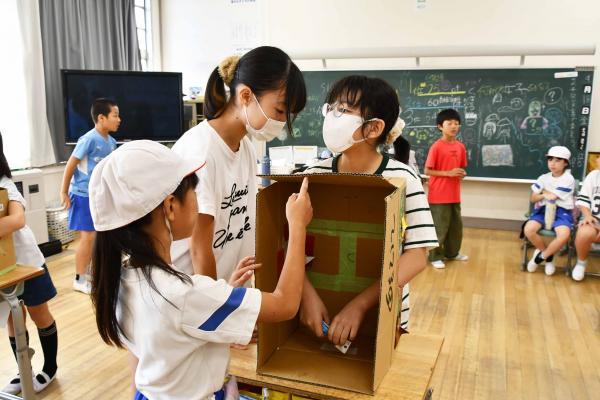箱の中身を触って当てるゲーム