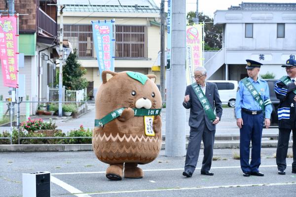 やはたいぬと市長でハイポーズ
