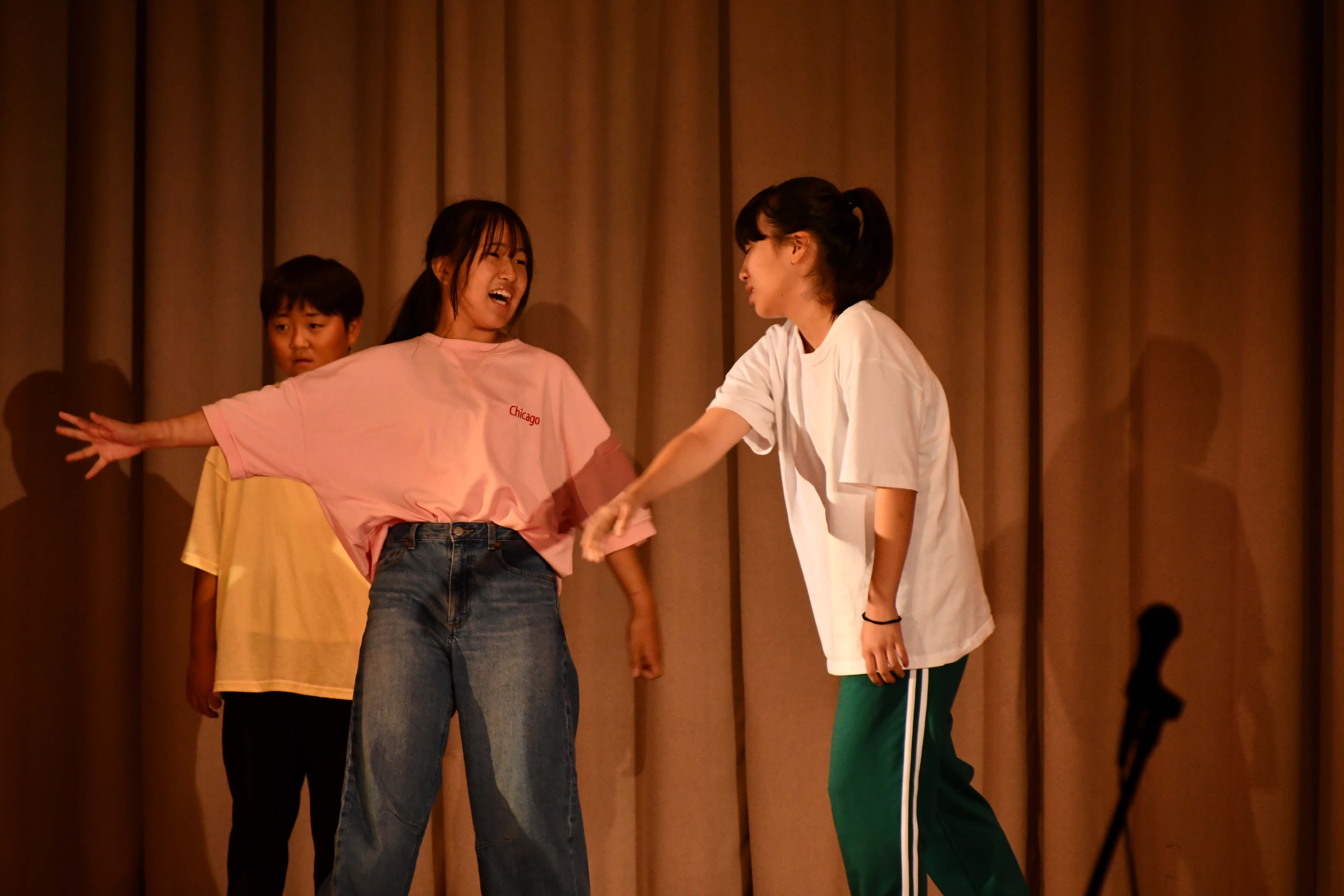 迫真の演技を見せる生徒