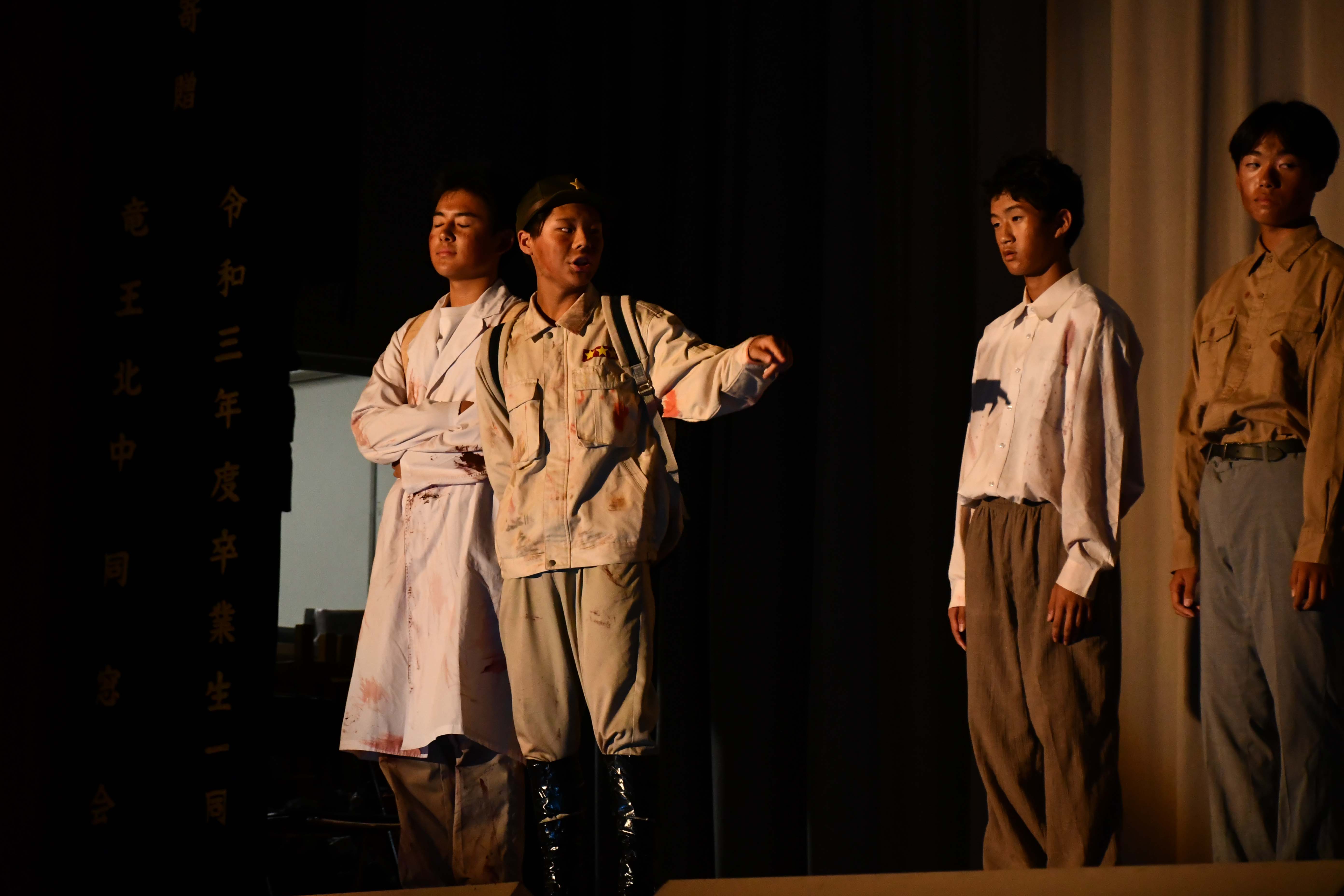 上級兵を演じる生徒