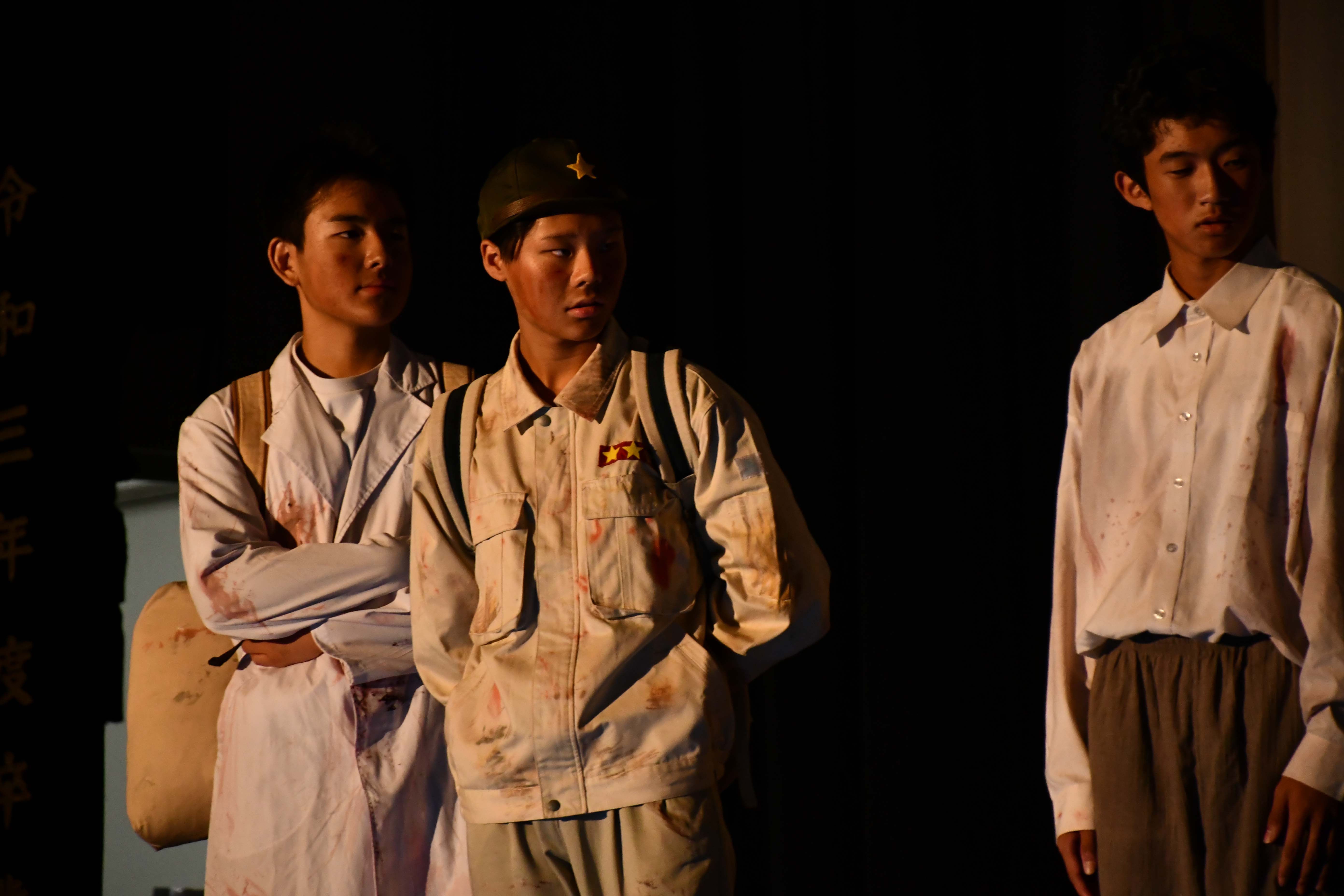 上級兵を演じる生徒2