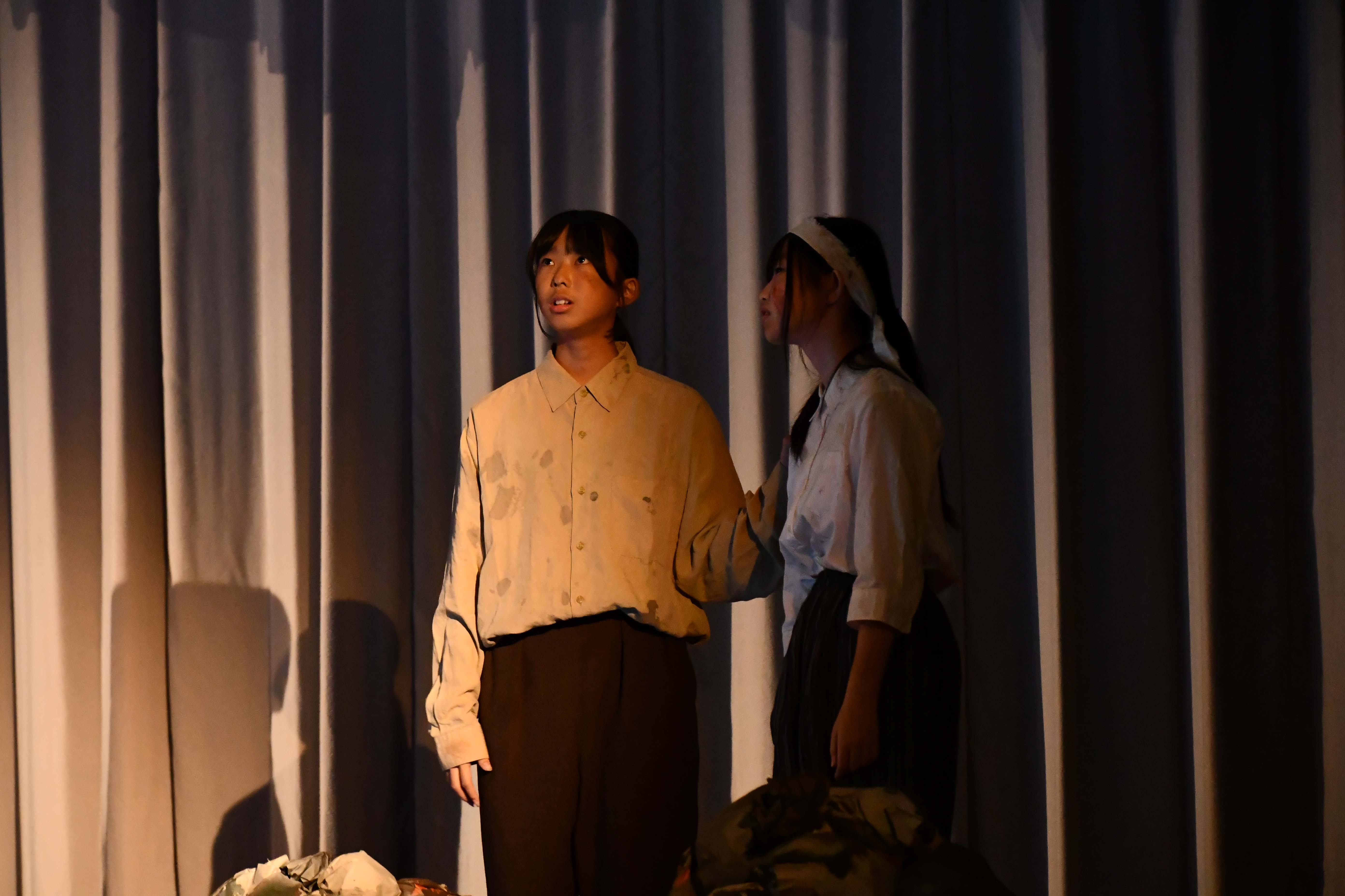 先生と学徒隊を演じる生徒