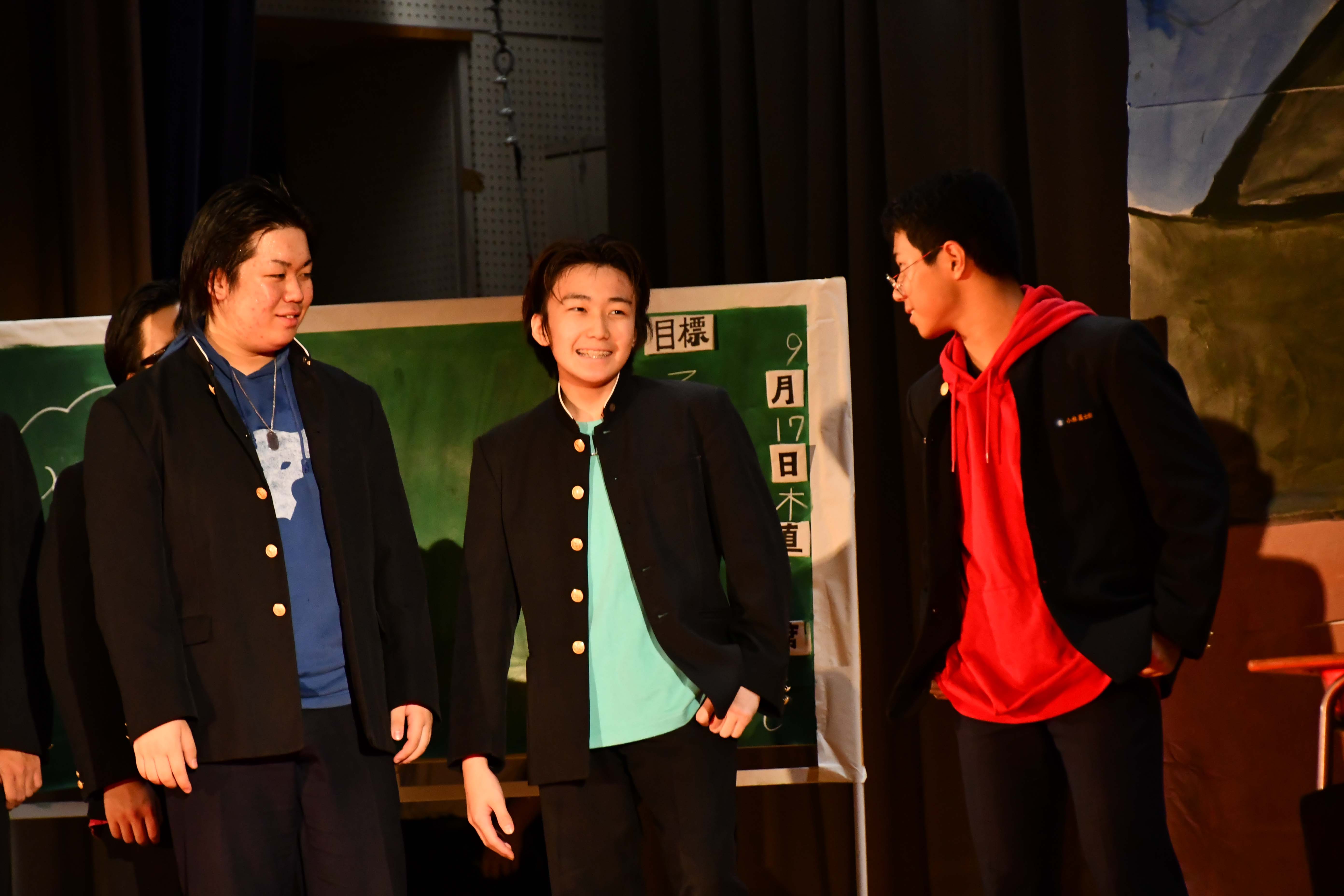 不良役を演じる生徒たち