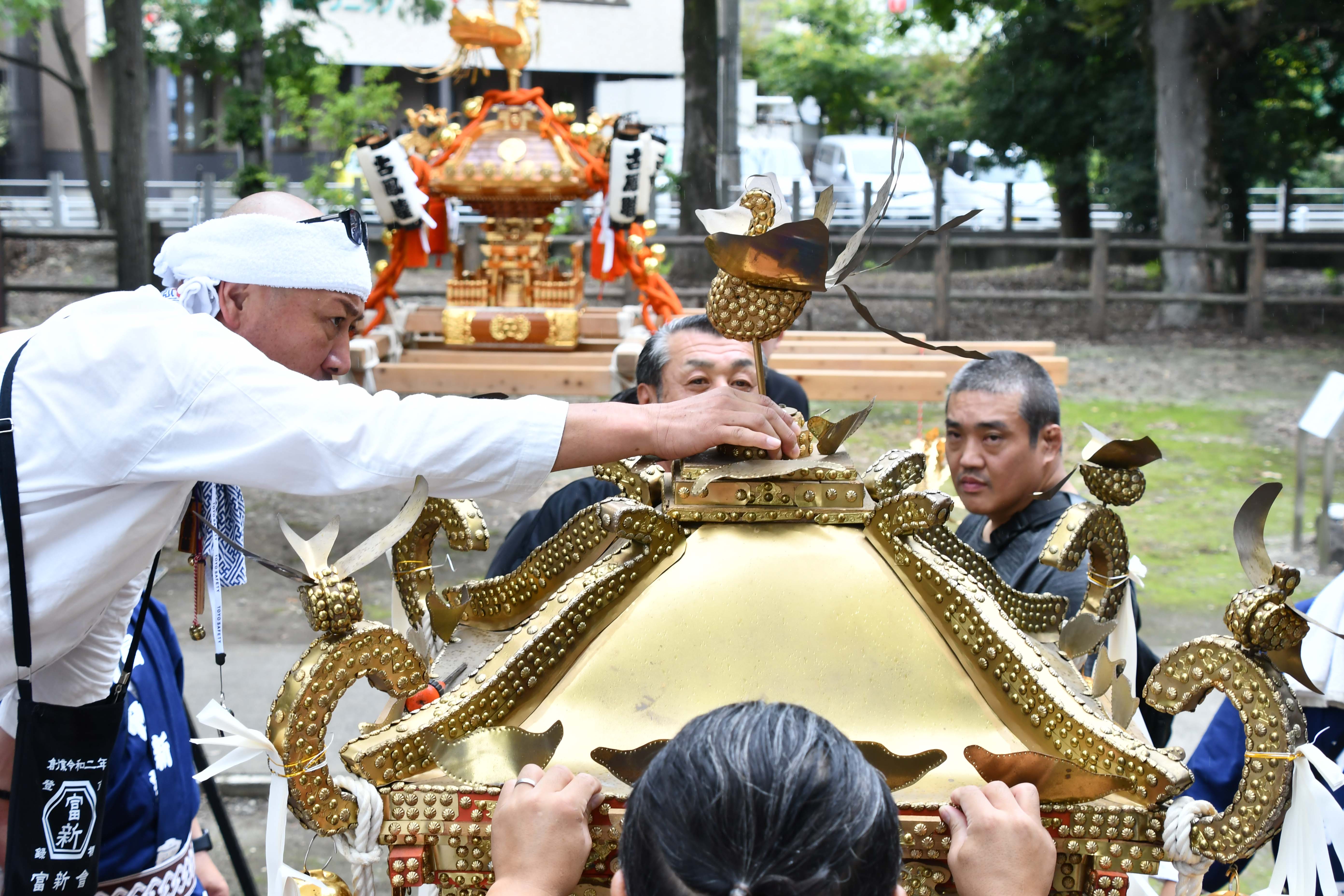 神輿の飾りつけ