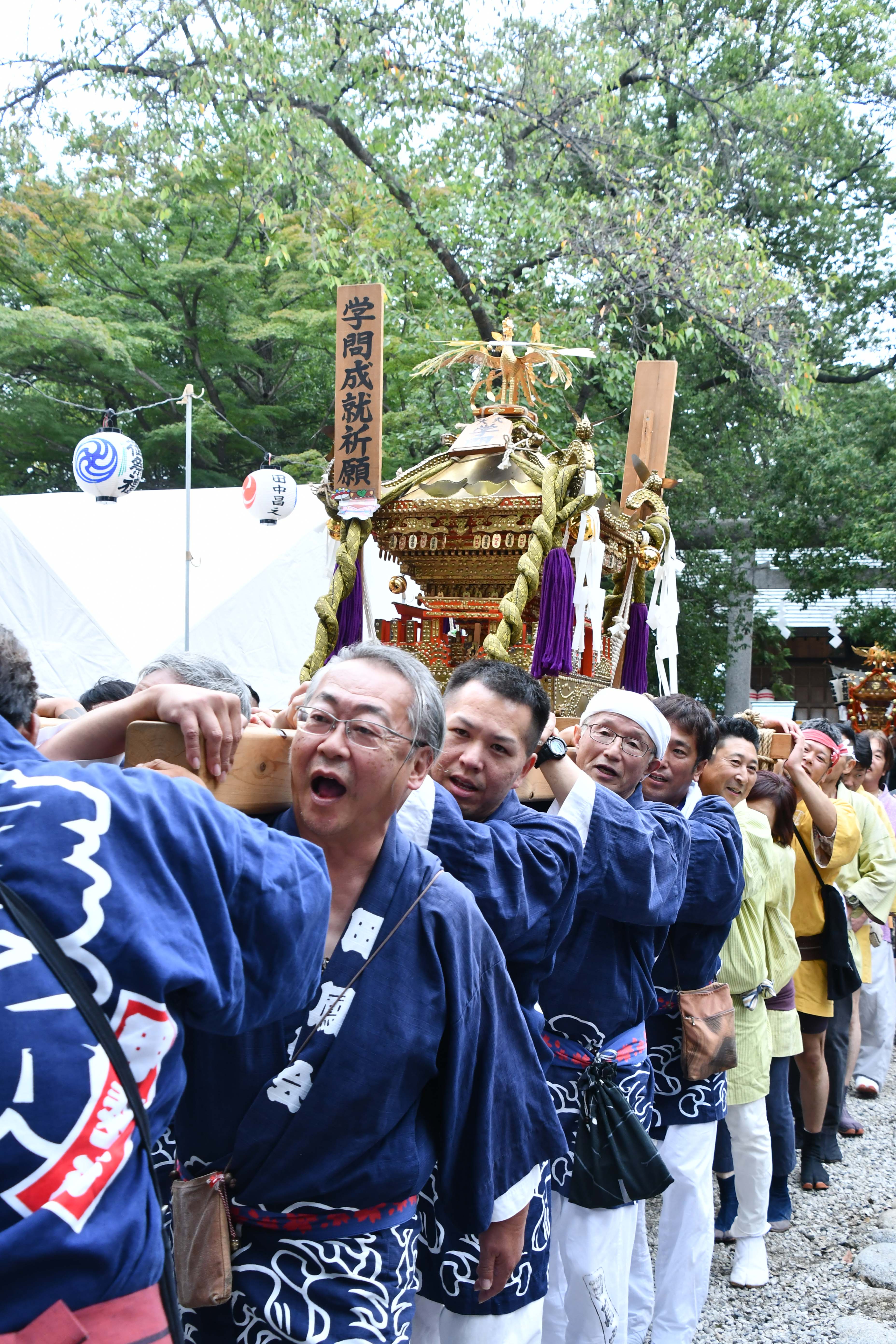 威勢よく神輿を担ぎました