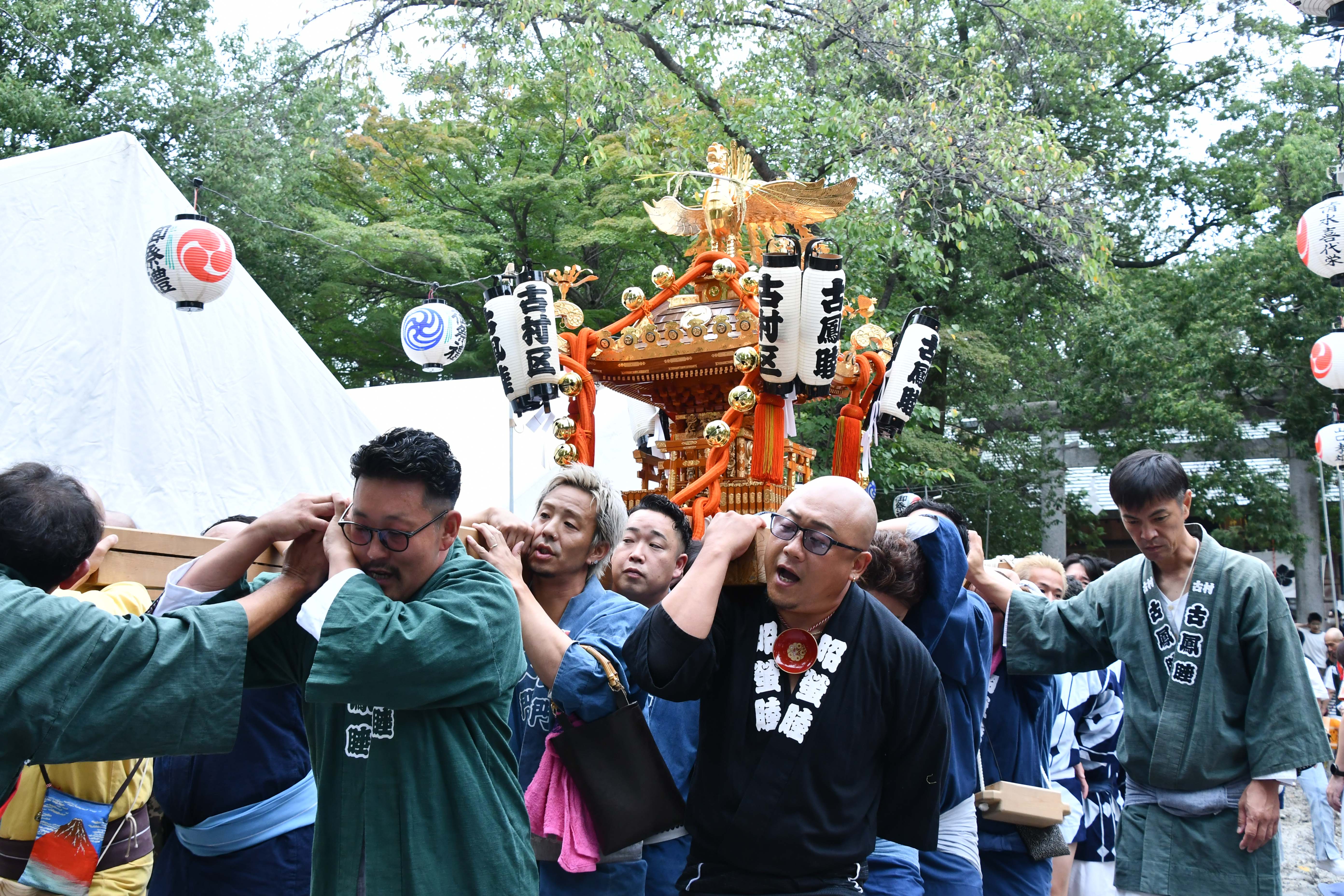 境内を進む神輿