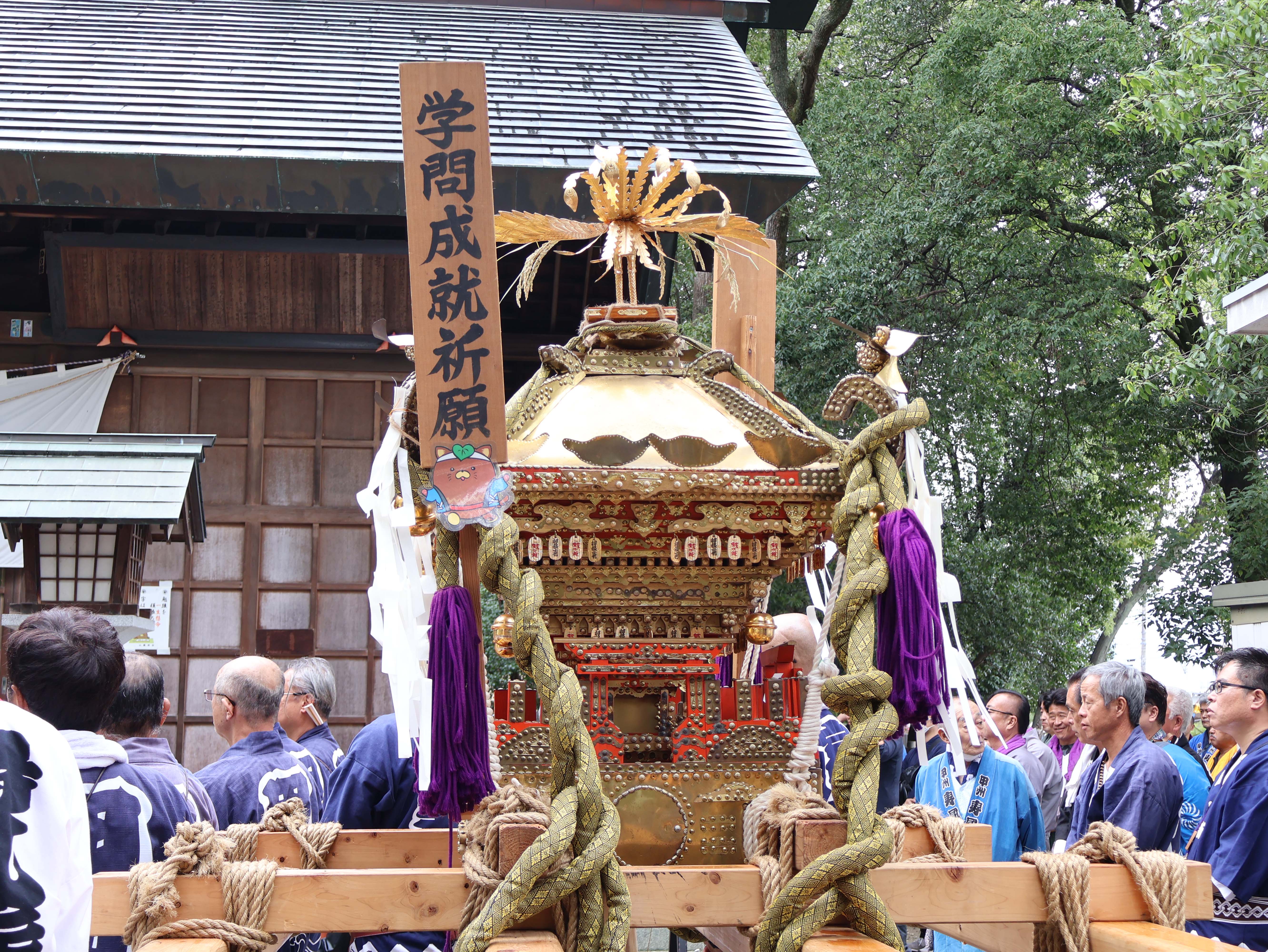 祈願をする担ぎ手