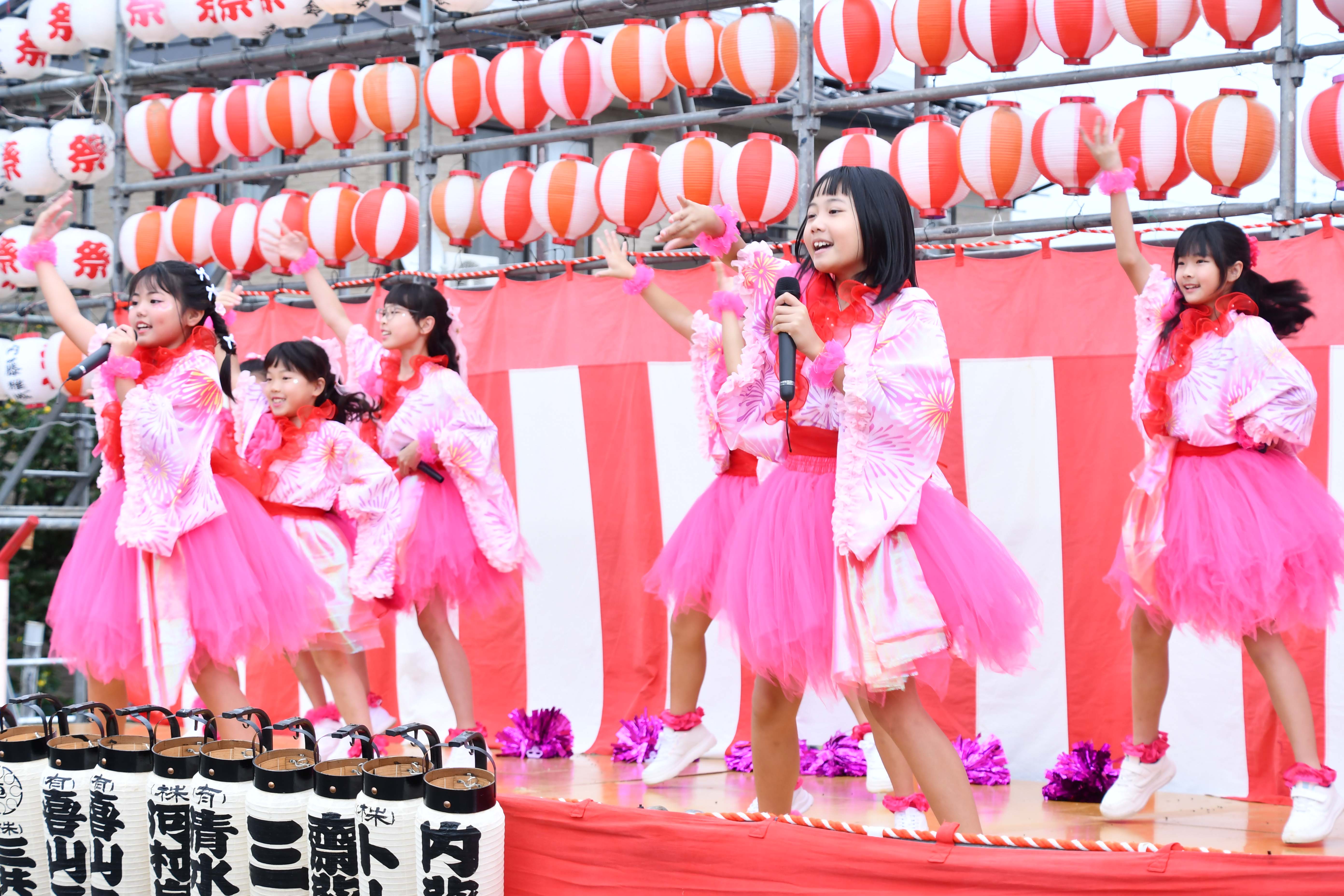 ダンスをするメンバー