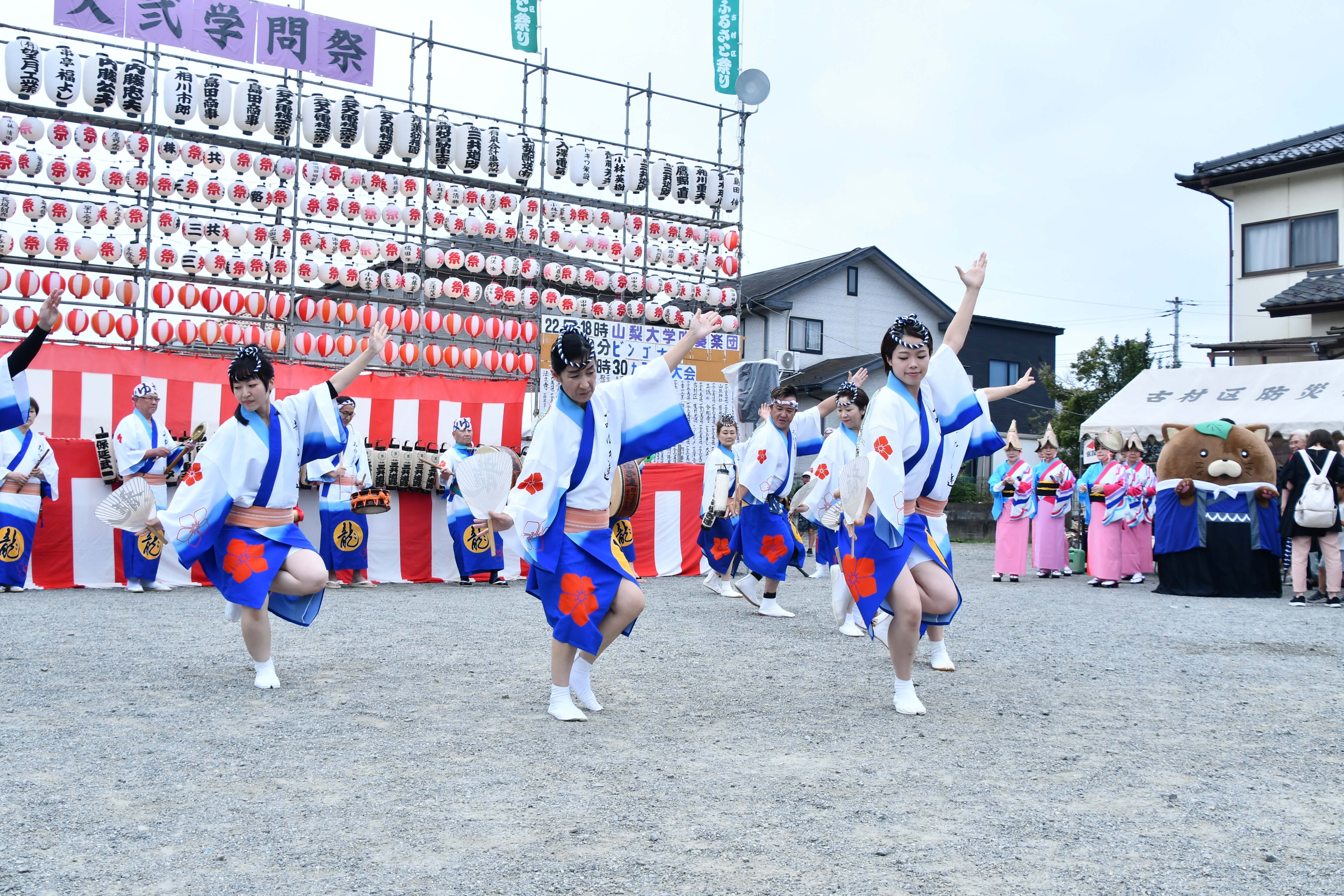 息の合った踊りを披露するメンバー