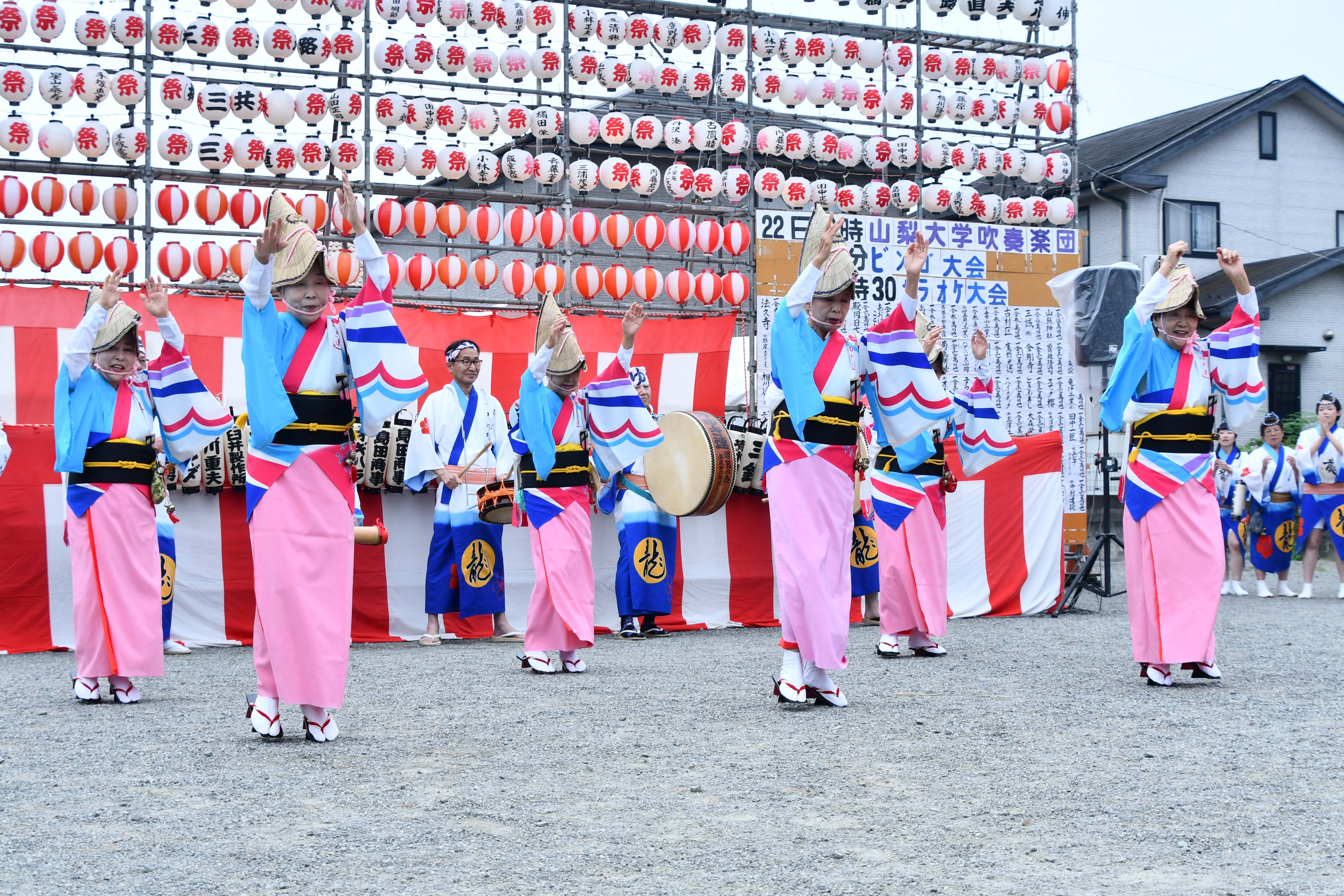 一糸乱れぬ踊りを披露するメンバー
