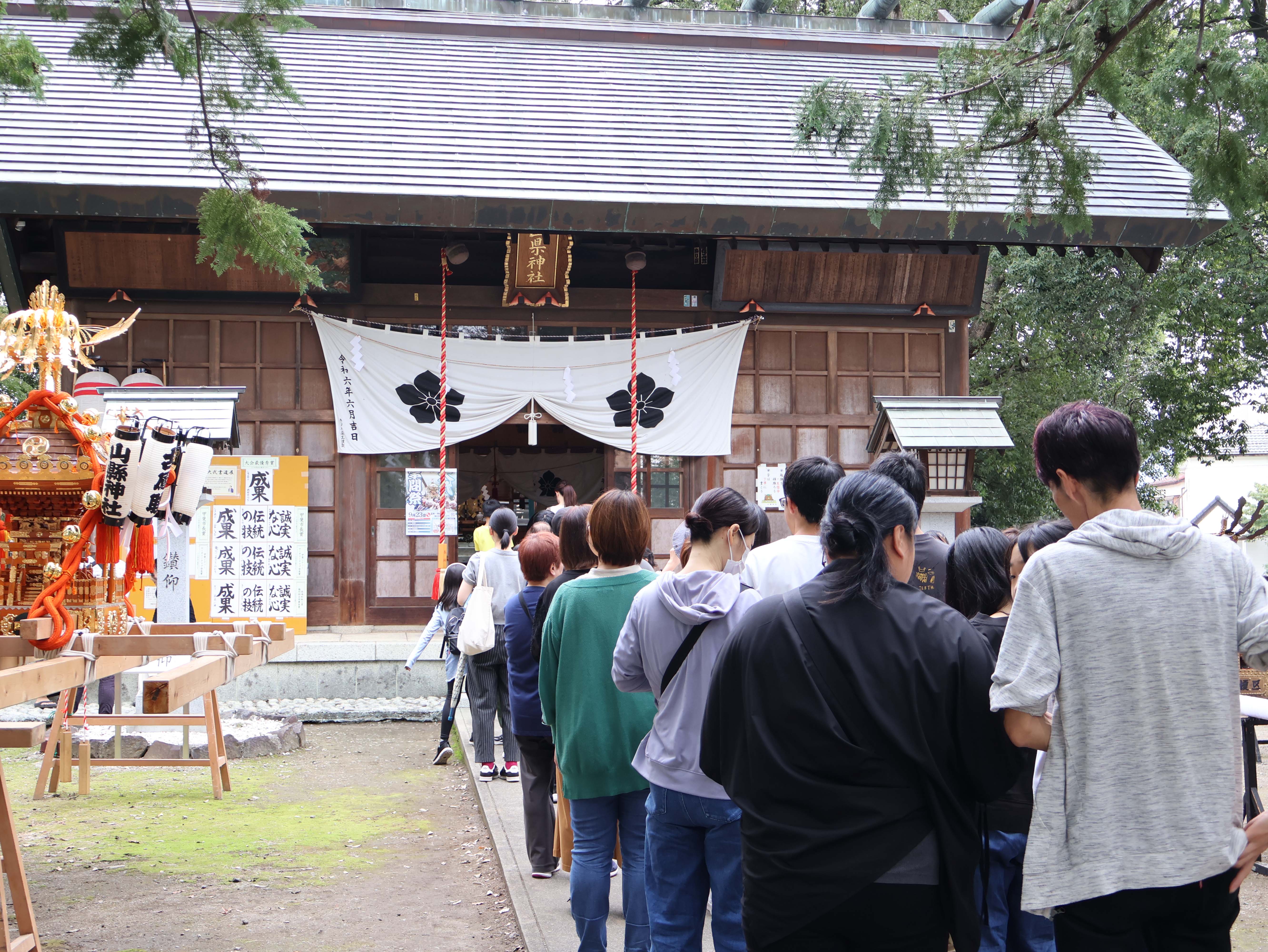 お参りをする人々