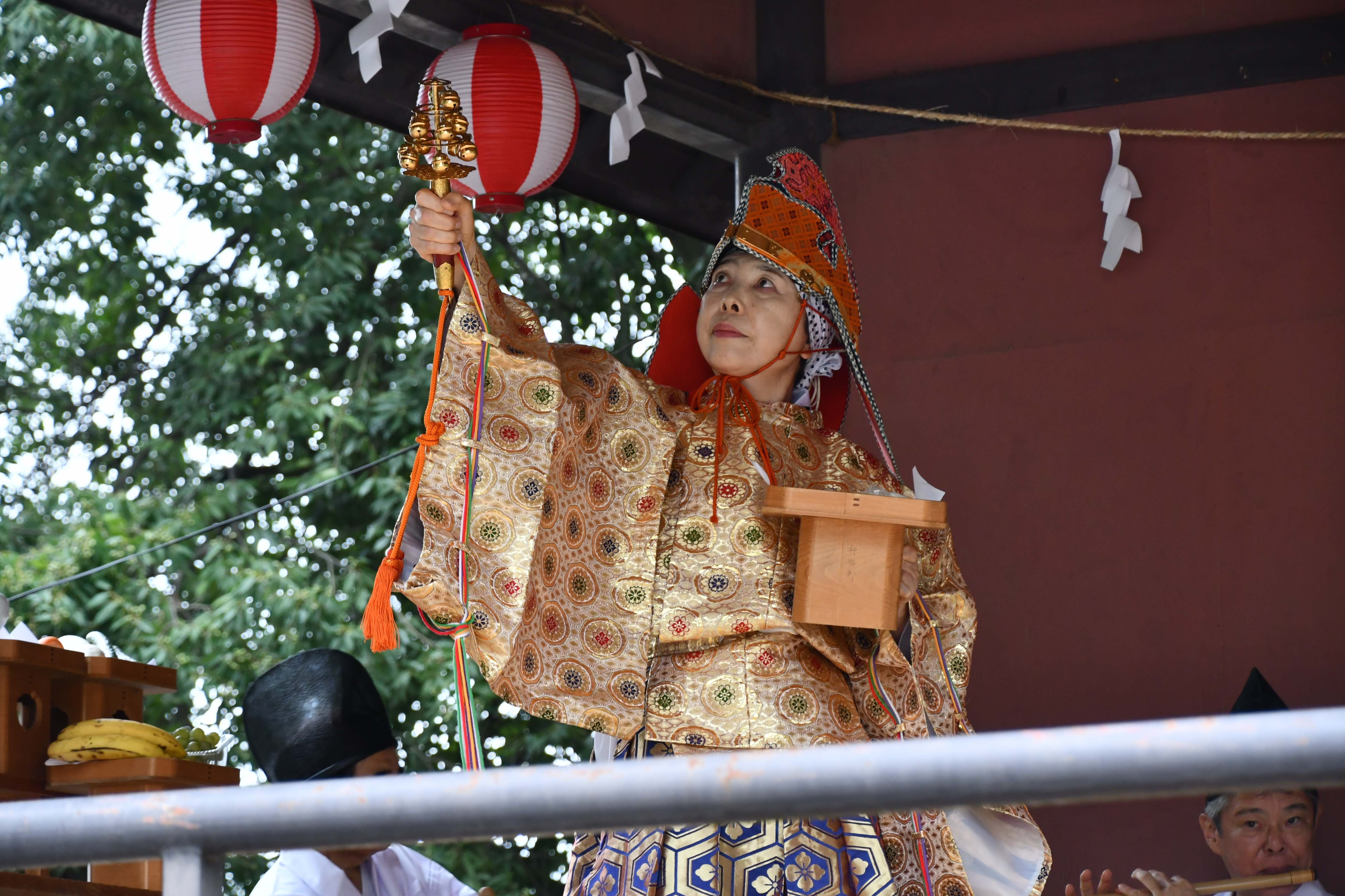 神楽の奉納をする