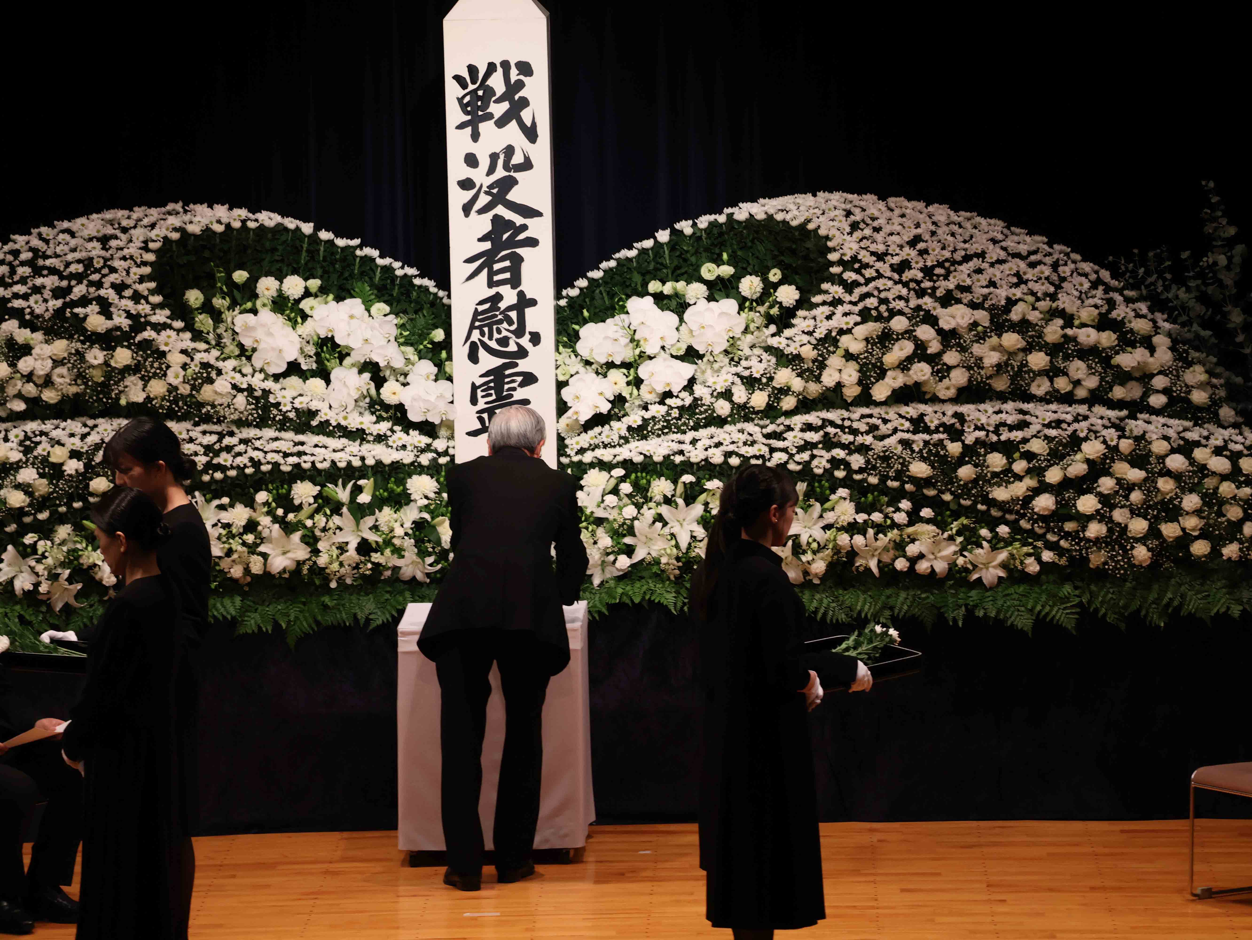 献花する市長