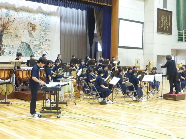 吹奏楽の学校部活動の風景