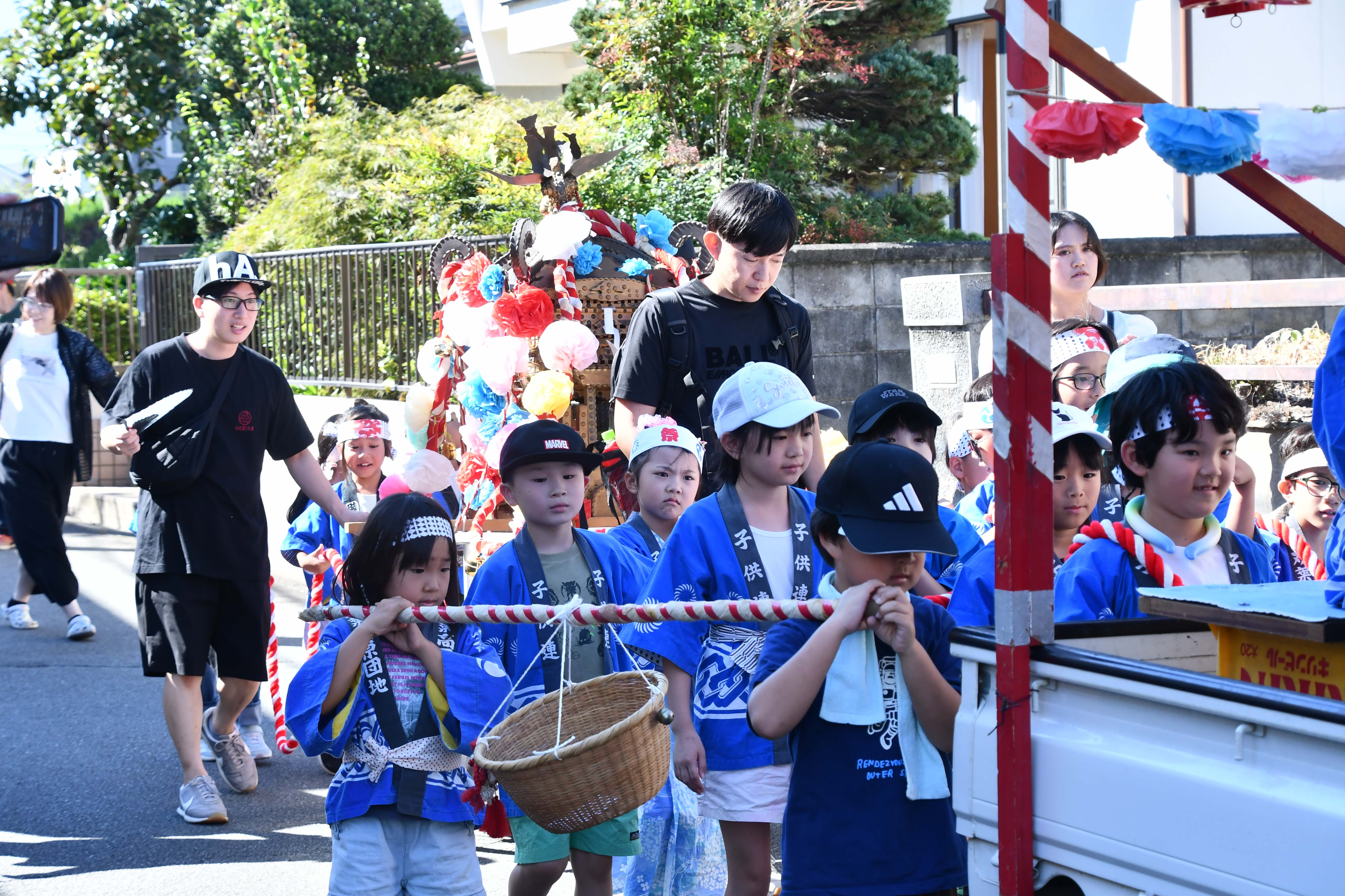 地区内を練り歩くこどもたち