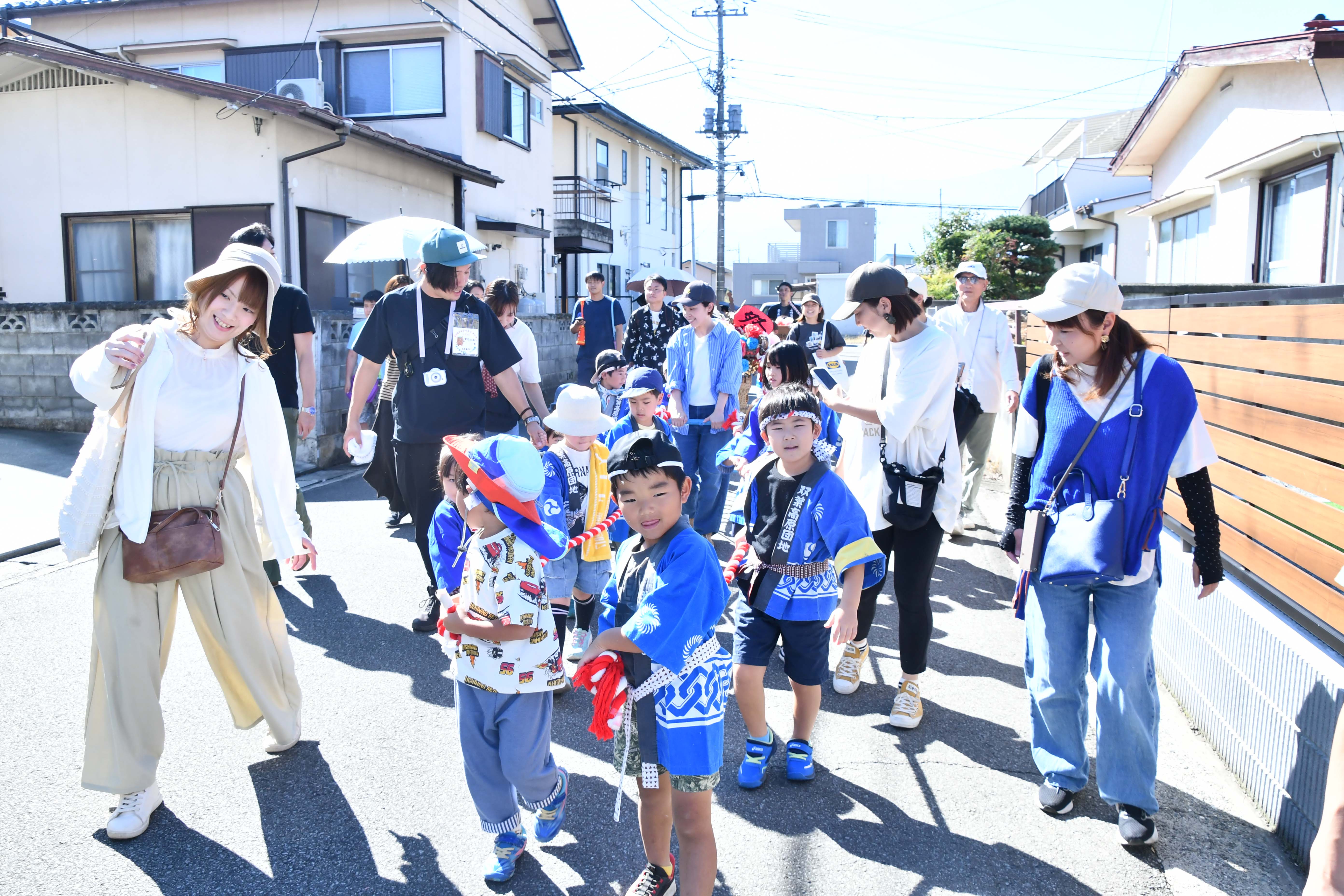 地区内を練り歩く子どもたち2