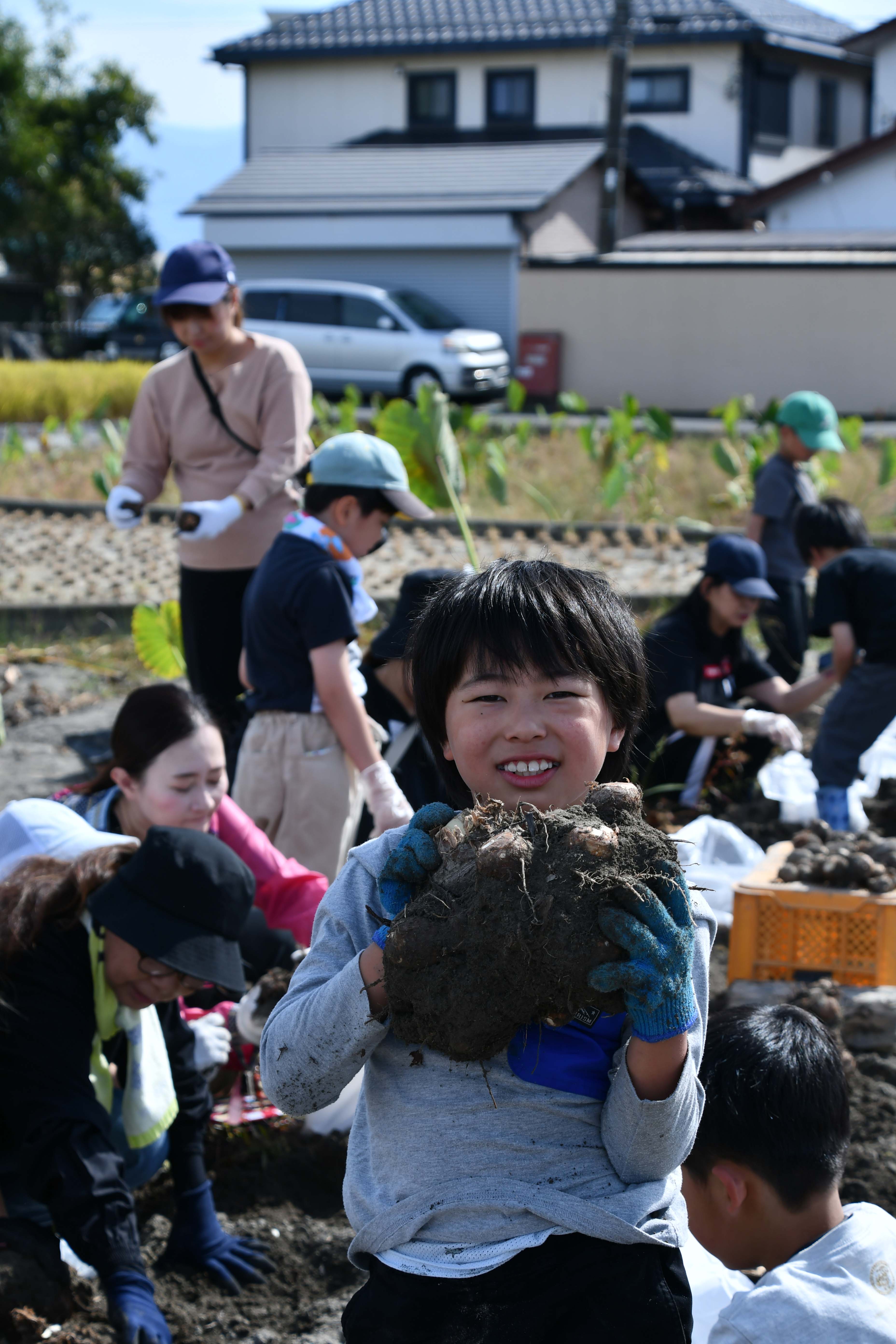 いもの塊を持つ子ども