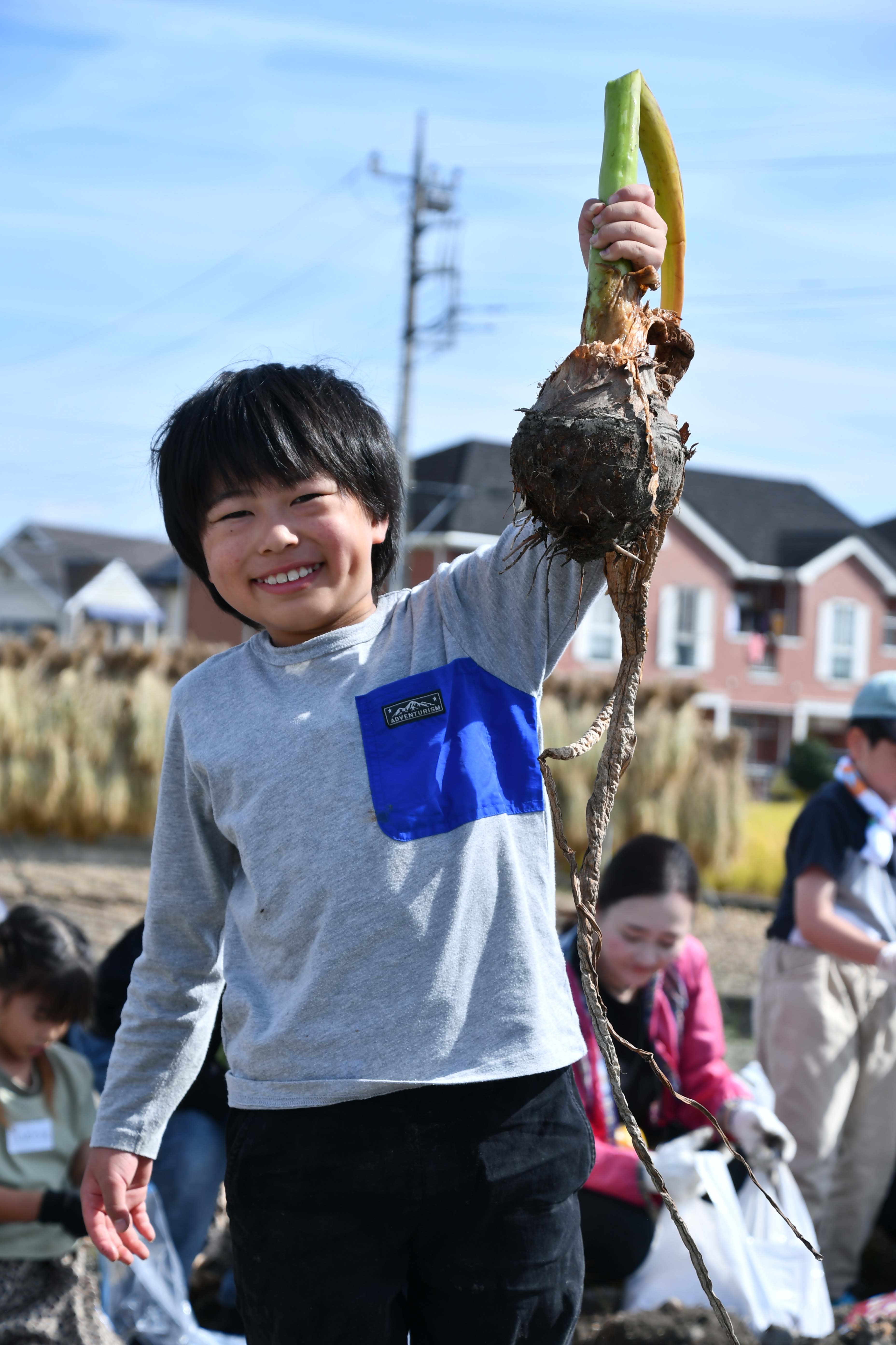 親芋を持つ子ども