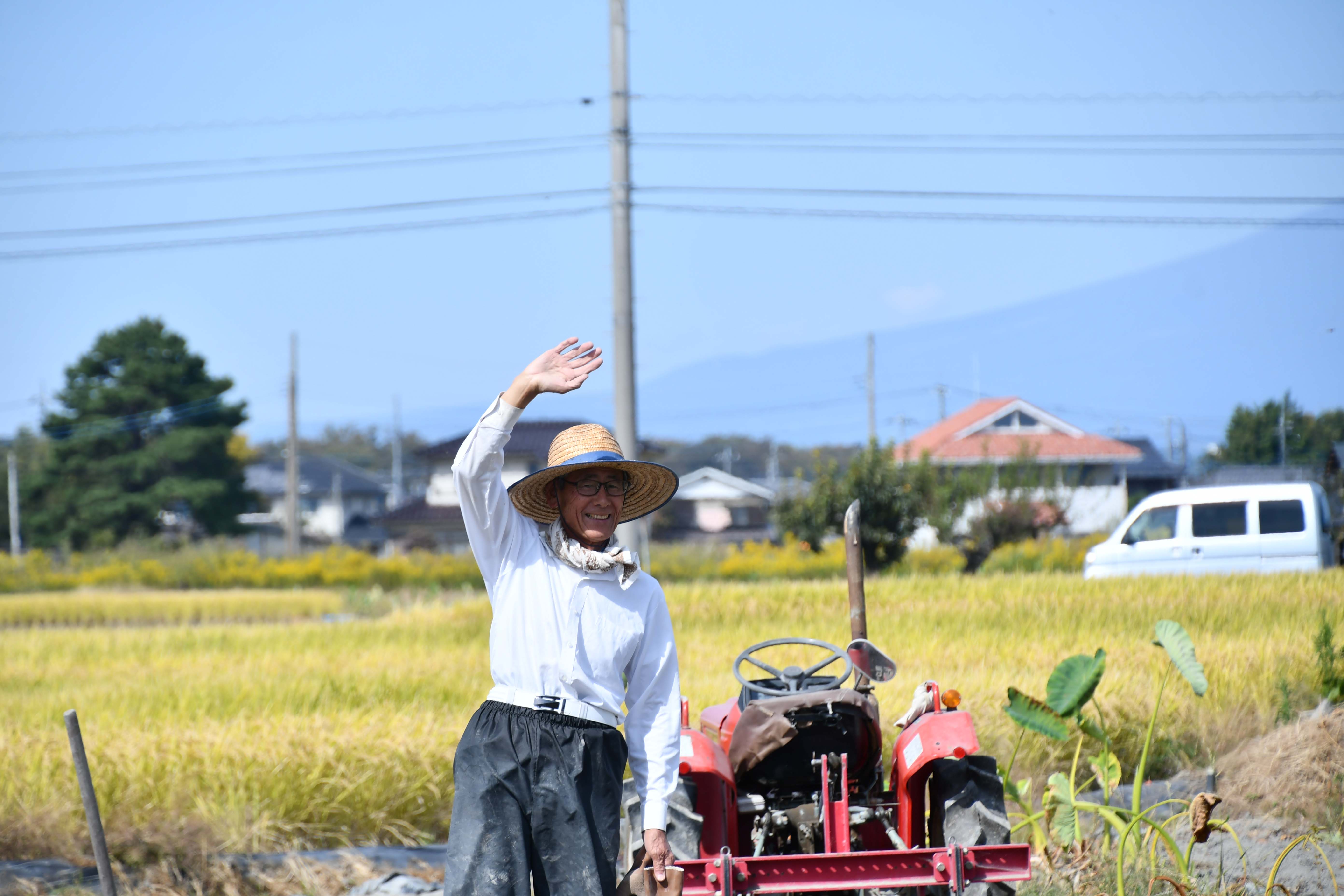 手を振る芦沢さん