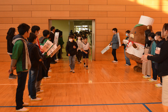 体育館の入り口で子どもたちを出迎えているやはたいぬの写真1