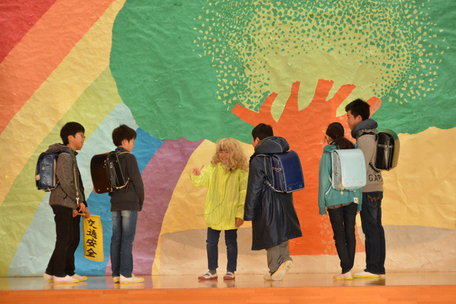 児童会があいさつの大切さを伝える劇を披露している写真