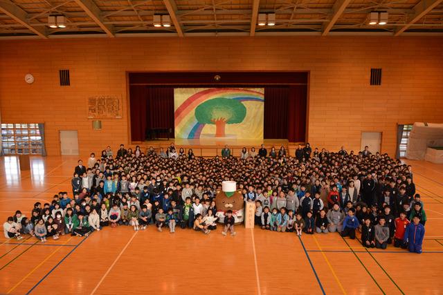 全校生徒が並んだやはたいぬあいさつ運動の記念写真