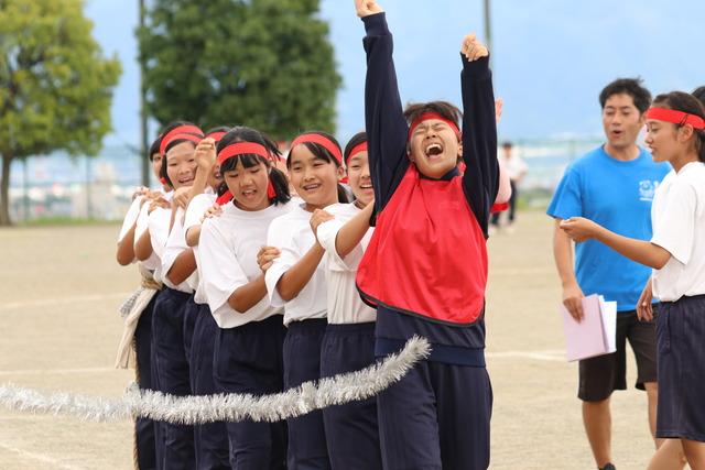 ムカデ競争をしている写真2