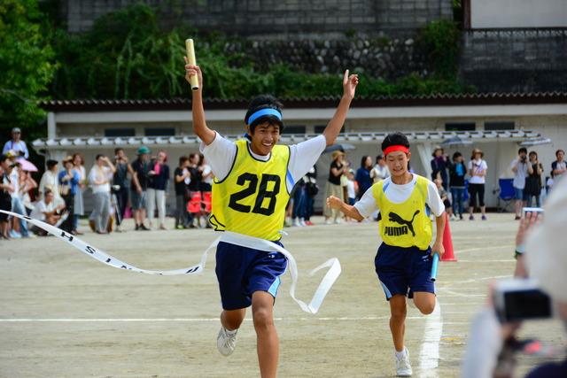 男の人がゴールめがけて突進している写真3