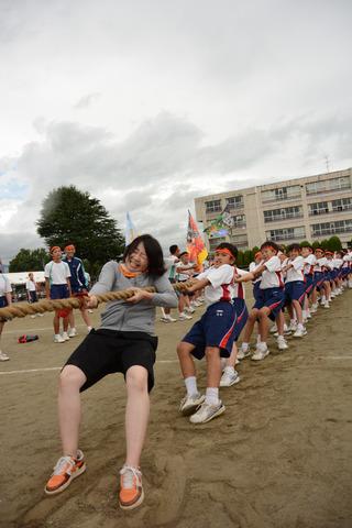 学生たちが綱引きをしている写真5