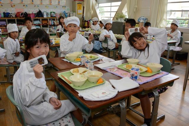 子供達が「9月1日は 甲斐市の14さいの 誕生日です」とメッセージが書かれた味付け海苔を持っている写真3