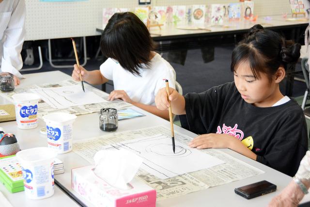 筆をにぎる子どもたちの写真1