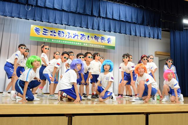 子供たちがバブリーダンスをしている写真5