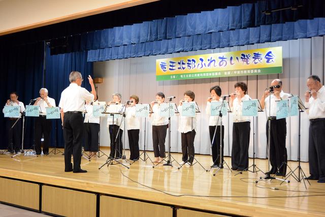 竜王北部ふれあい発表会、数人が口琴を吹いている写真6